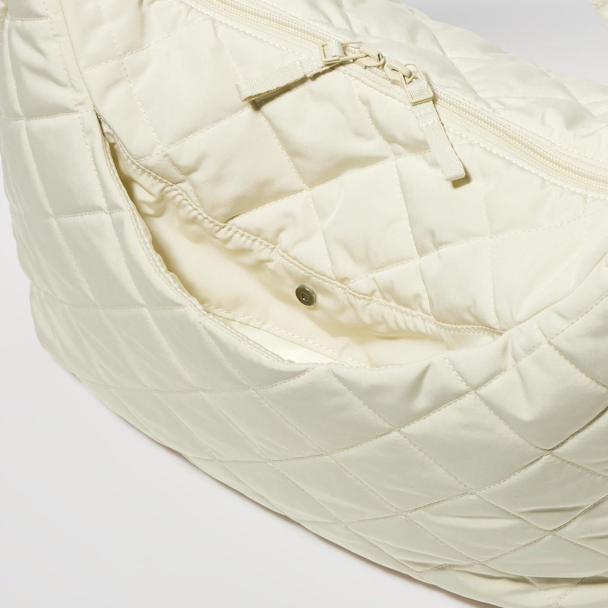 UNIQLO Quilted Puffy Shoulder Bag bolsillo exterior magnético