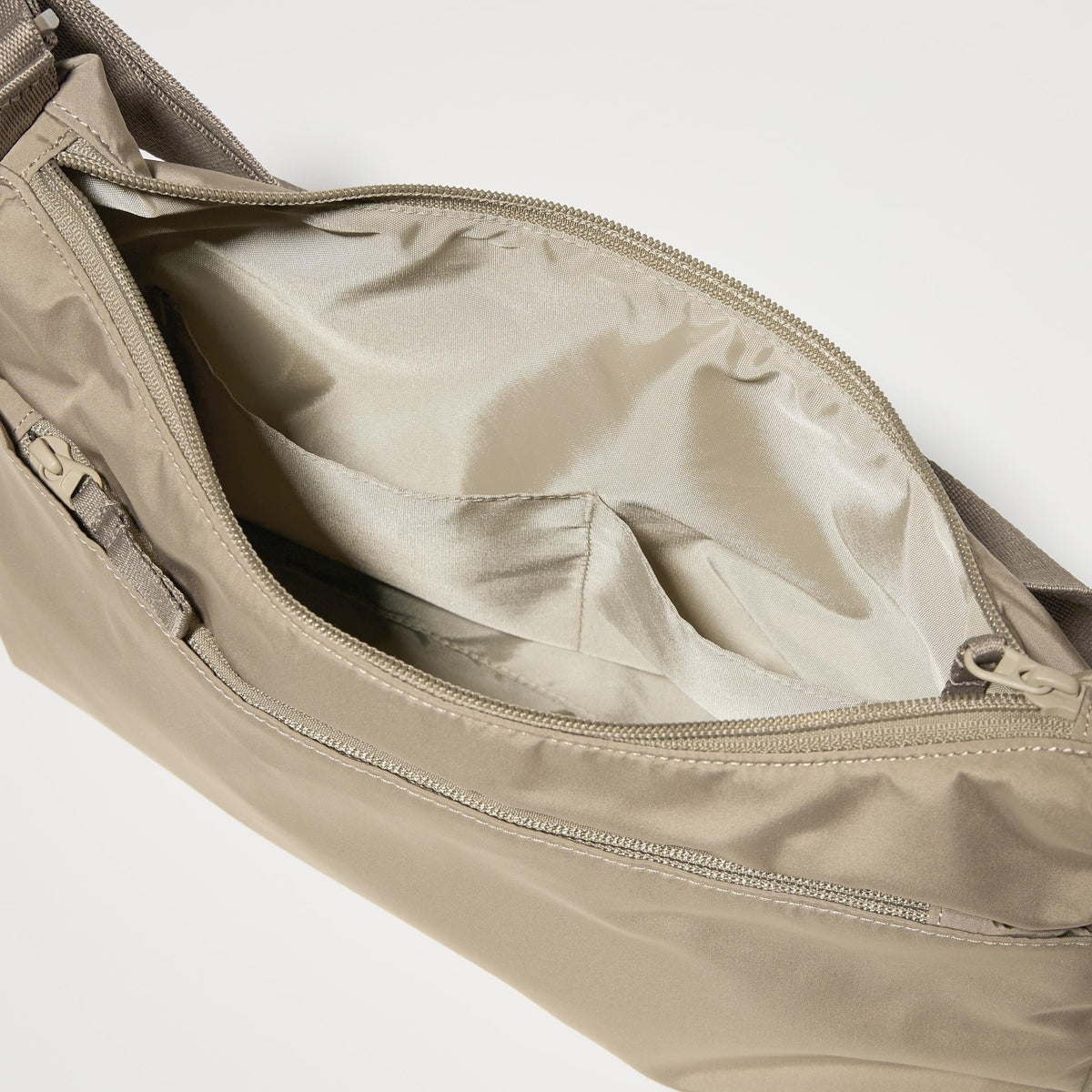 UNIQLO 2 Way One Handle Bag bolsillos interiores