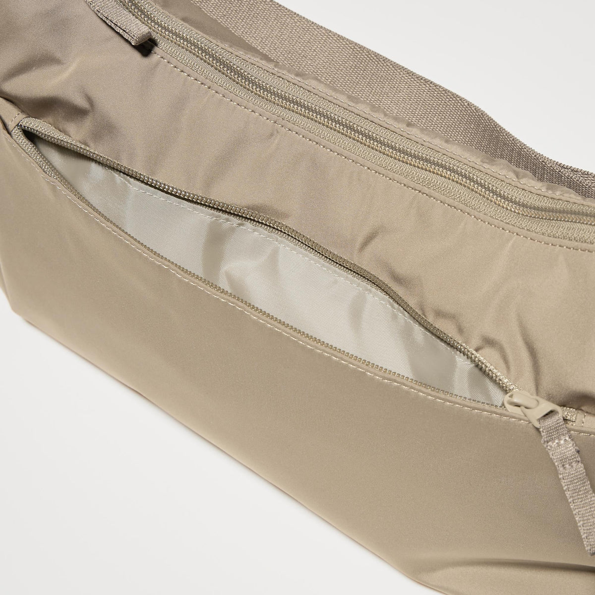 UNIQLO 2 Way One Handle Bag bolsillo exterior con cierre