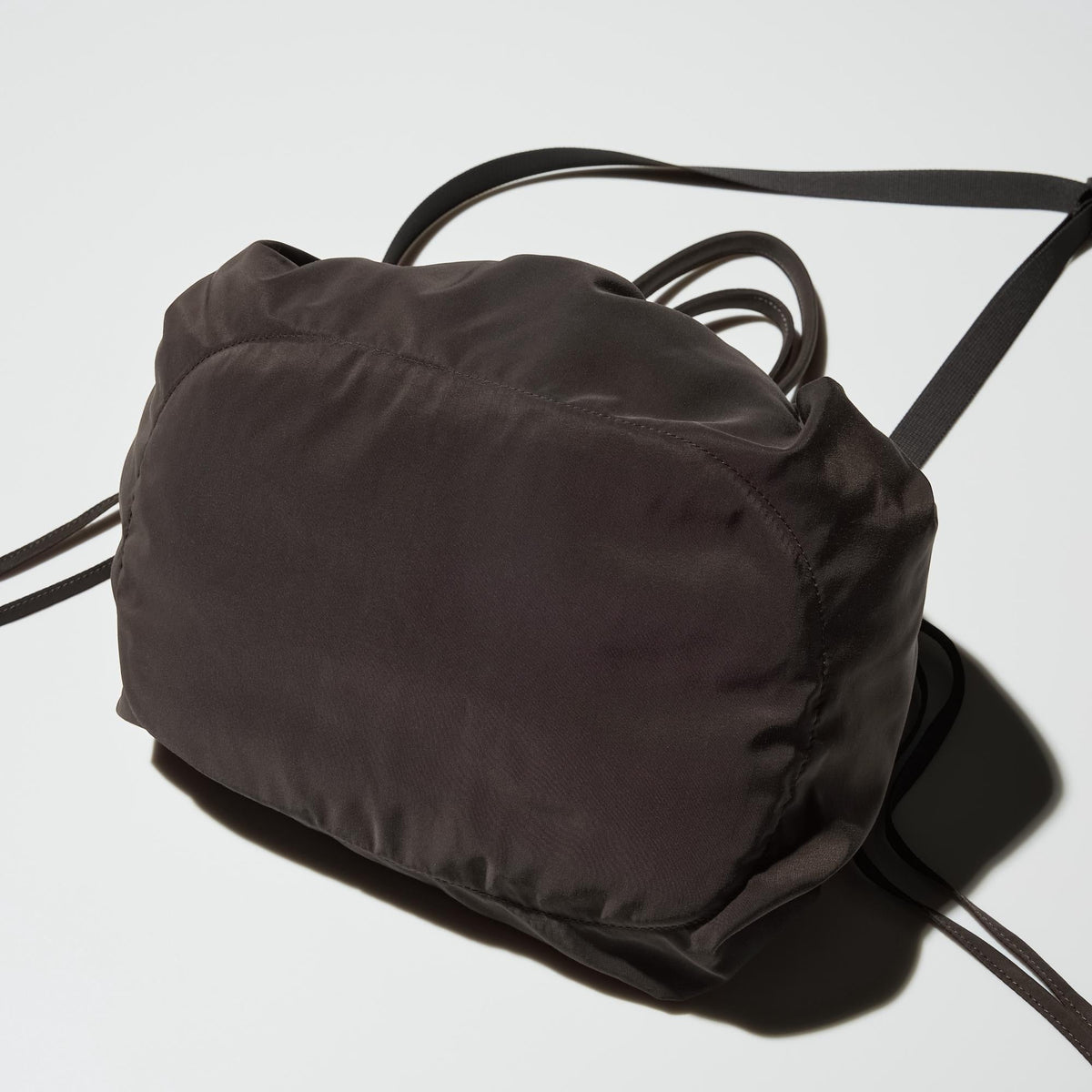 UNIQLO C Drawstring Bag base ovalada con volumen