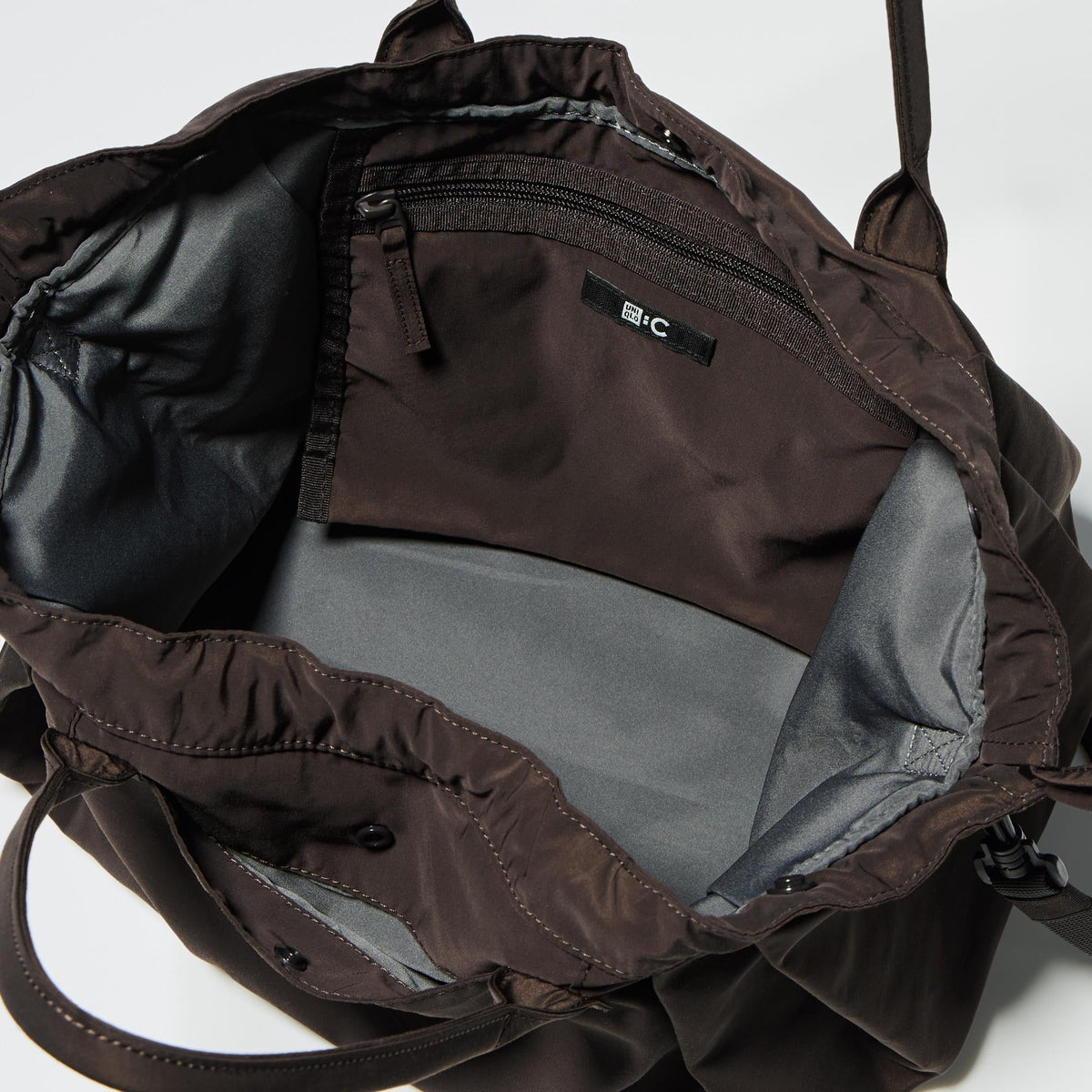 UNIQLO C Drawstring Bag bolsillos interior y exterior