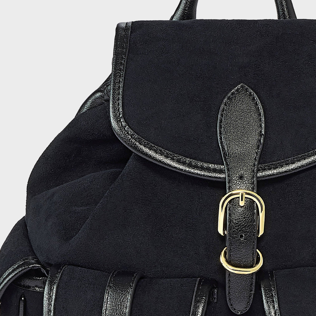 Universal Thread mochila mini negra de gamuza sintética, textura de la solapa y hebilla dorada #color_UT Black