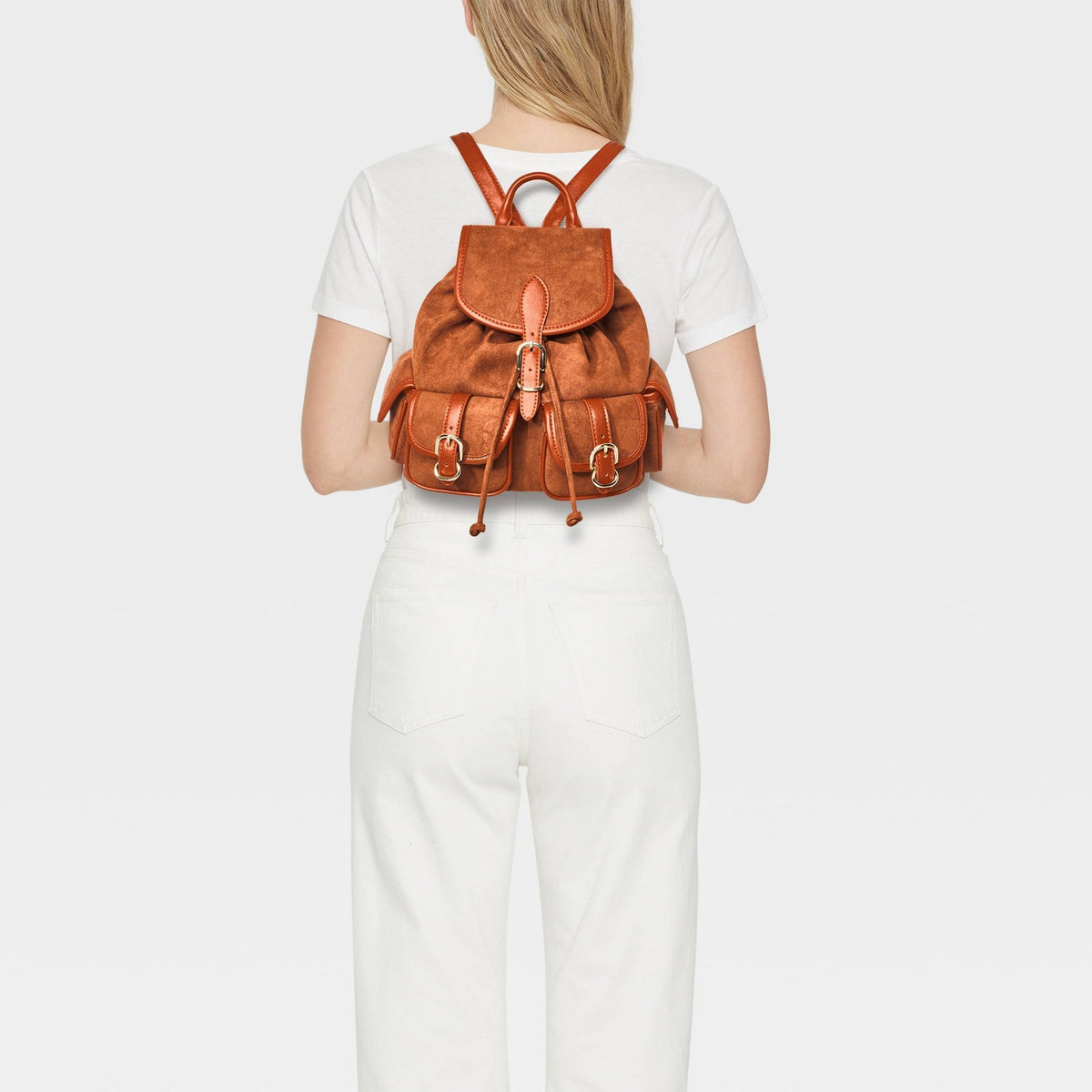 Universal Thread mochila mini café de gamuza sintética llevada en la espalda para mostrar su tamaño compacto #color_UT Brown