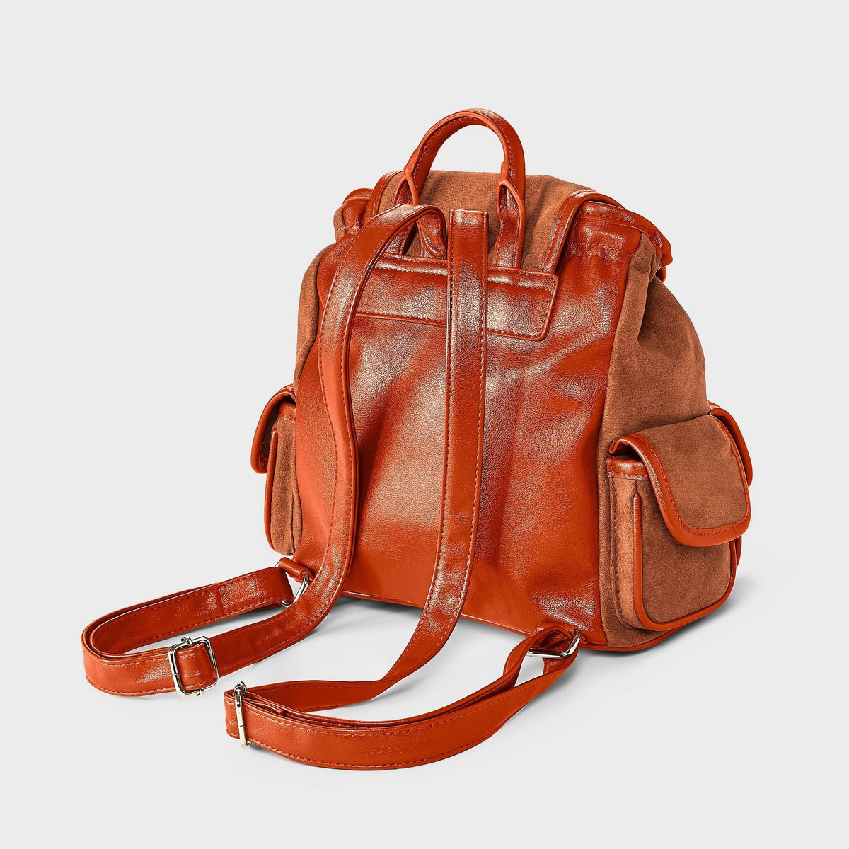 Universal Thread mochila mini café de gamuza sintética con asa superior, correas ajustables y bolsillos laterales #color_UT Brown