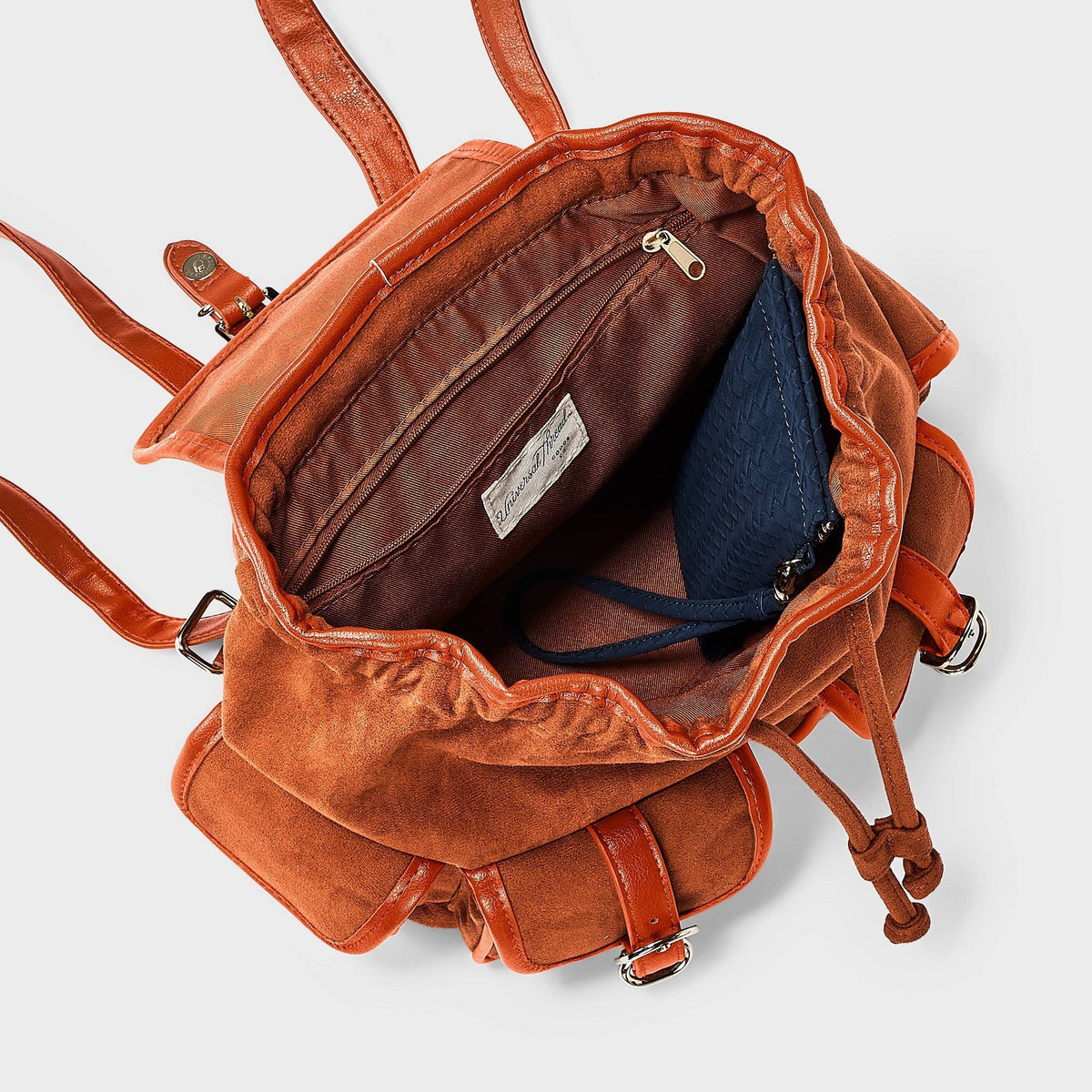 Universal Thread mochila mini café de gamuza sintética abierta, con forro y bolsillo interior con cierre #color_UT Brown