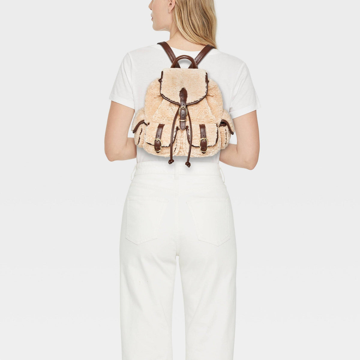 Universal Thread mochila mini Cream de borreguito sintético llevada en la espalda para mostrar su tamaño compacto #color_UT Cream