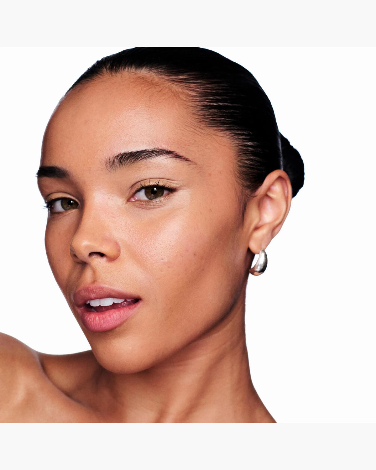 Marc Jacobs Nude Awakening tono 335C aplicado en el rostro, subtono frío #color_MJB 335C