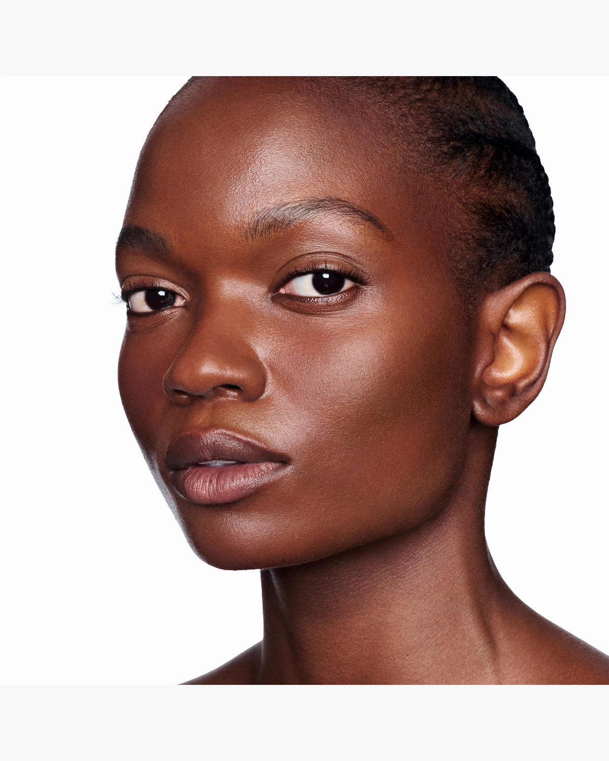 Bronceador Marc Jacobs Legally Bronze tono 40 medium deep en compacto plateado con relieve de margarita #color_MJ 40 Medium Deep