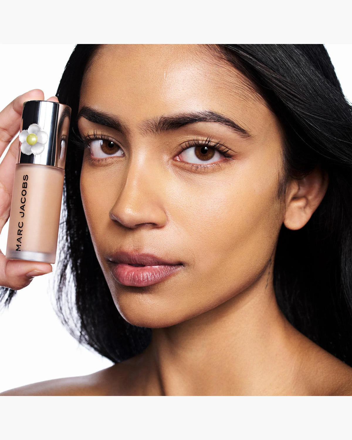 Marc Jacobs Nude Awakening tono 320W aplicado en el rostro, subtono cálido #color_MJB 320W