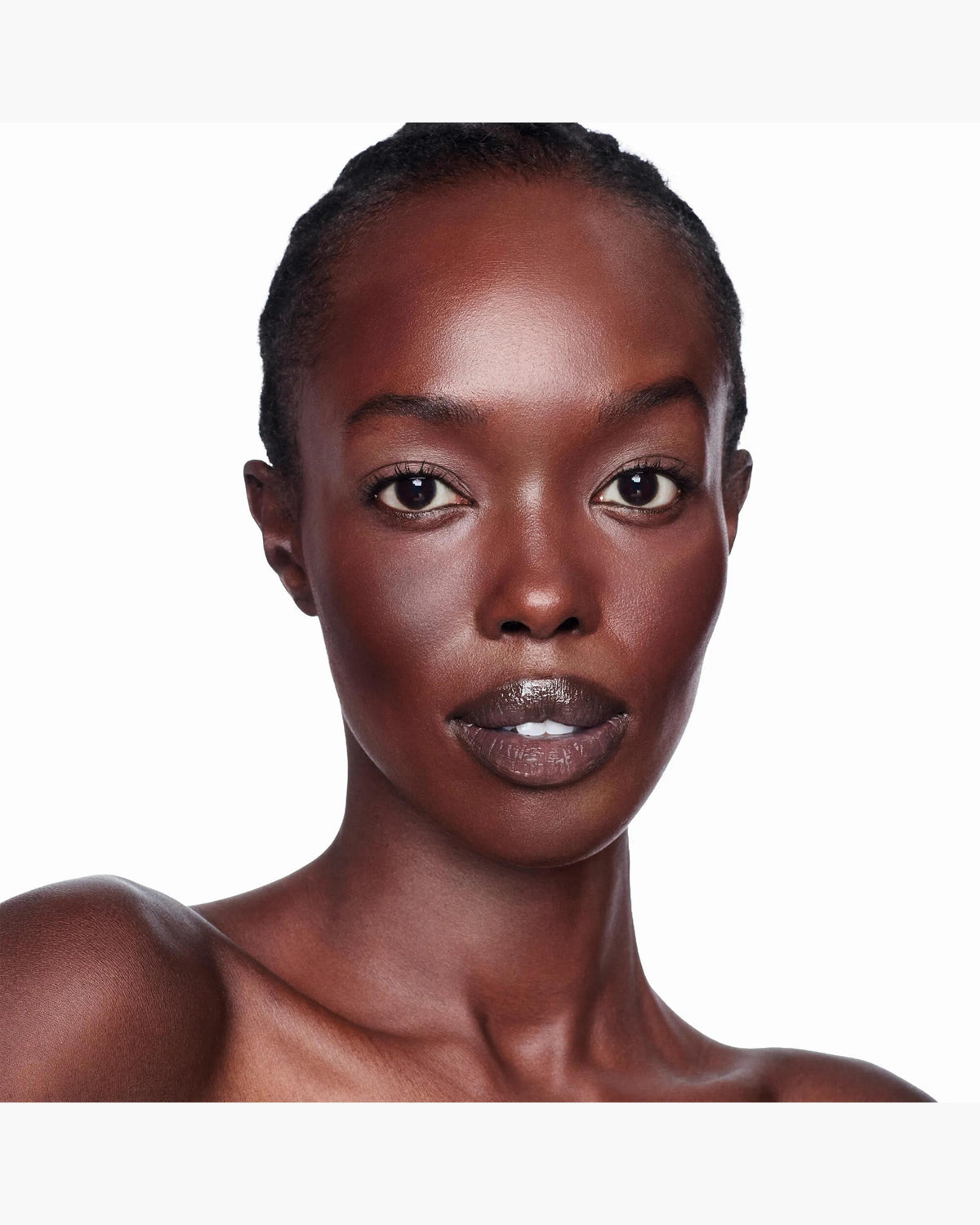 Bronceador Marc Jacobs Legally Bronze tono 45 medium deep plus en compacto plateado con relieve de margarita #color_MJ 45 Medium Deep Plus
