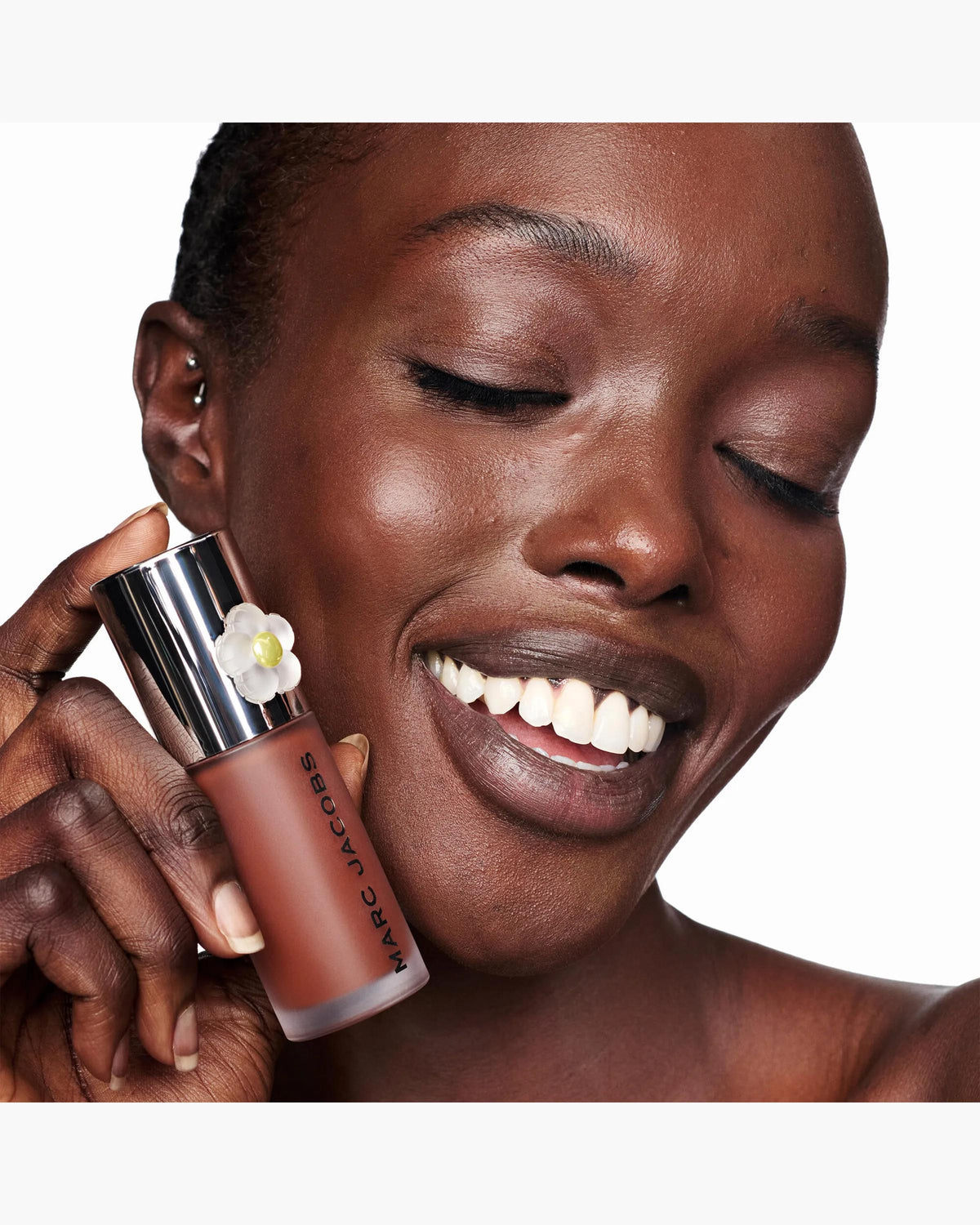 Marc Jacobs Nude Awakening tono 515N aplicado en el rostro, subtono neutro #color_MJB 515N