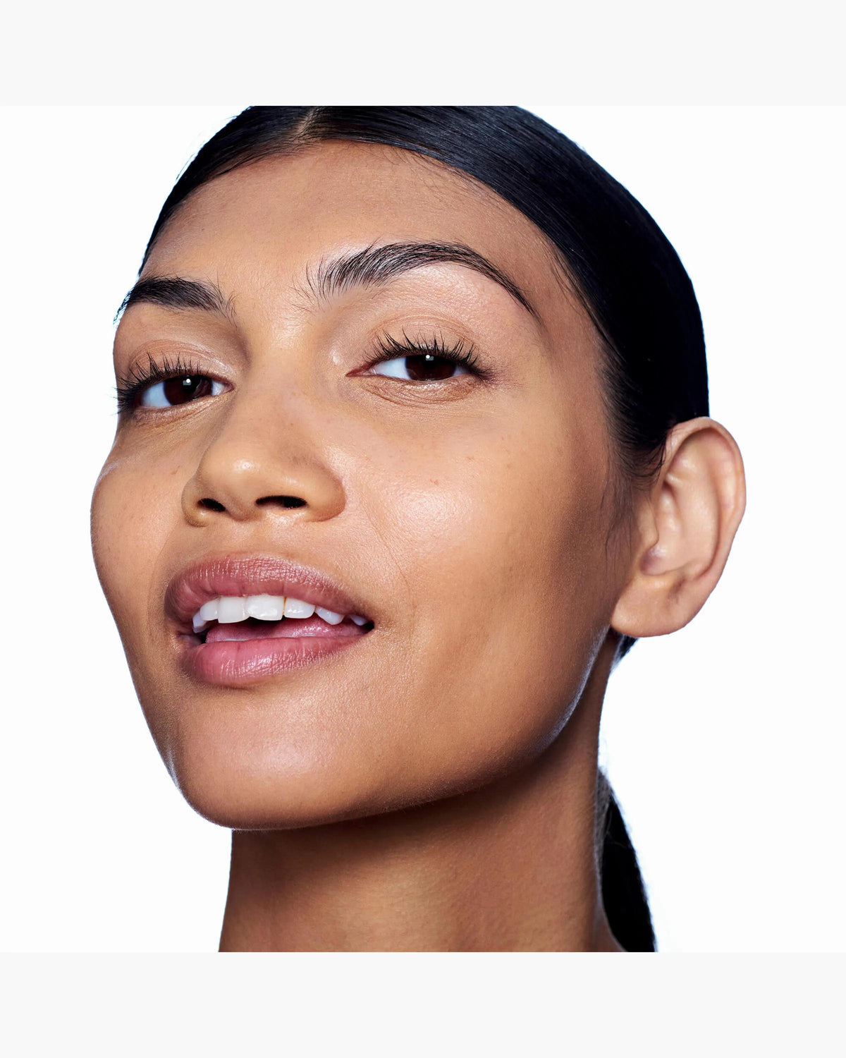 Marc Jacobs Nude Awakening tono 330W aplicado en el rostro, subtono cálido #color_MJB 330W