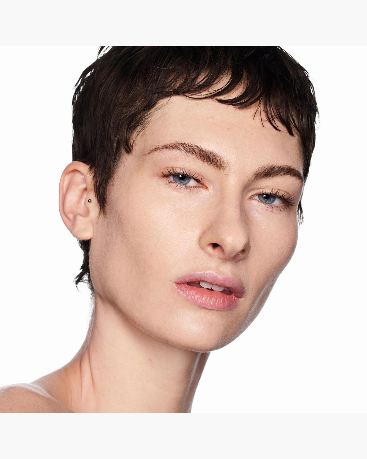 Marc Jacobs Nude Awakening tono 135N aplicado en el rostro, subtono neutro #color_MJB 135N