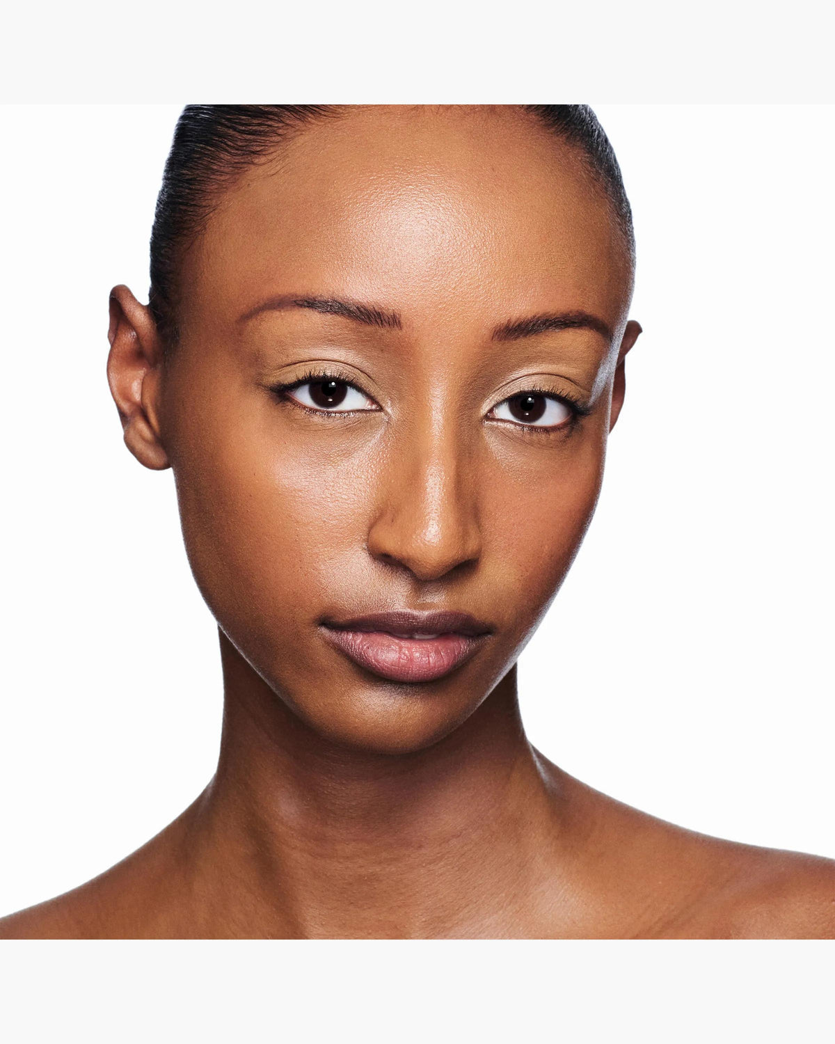 Marc Jacobs Nude Awakening tono 410O aplicado en el rostro, subtono oliva #color_MJB 410O