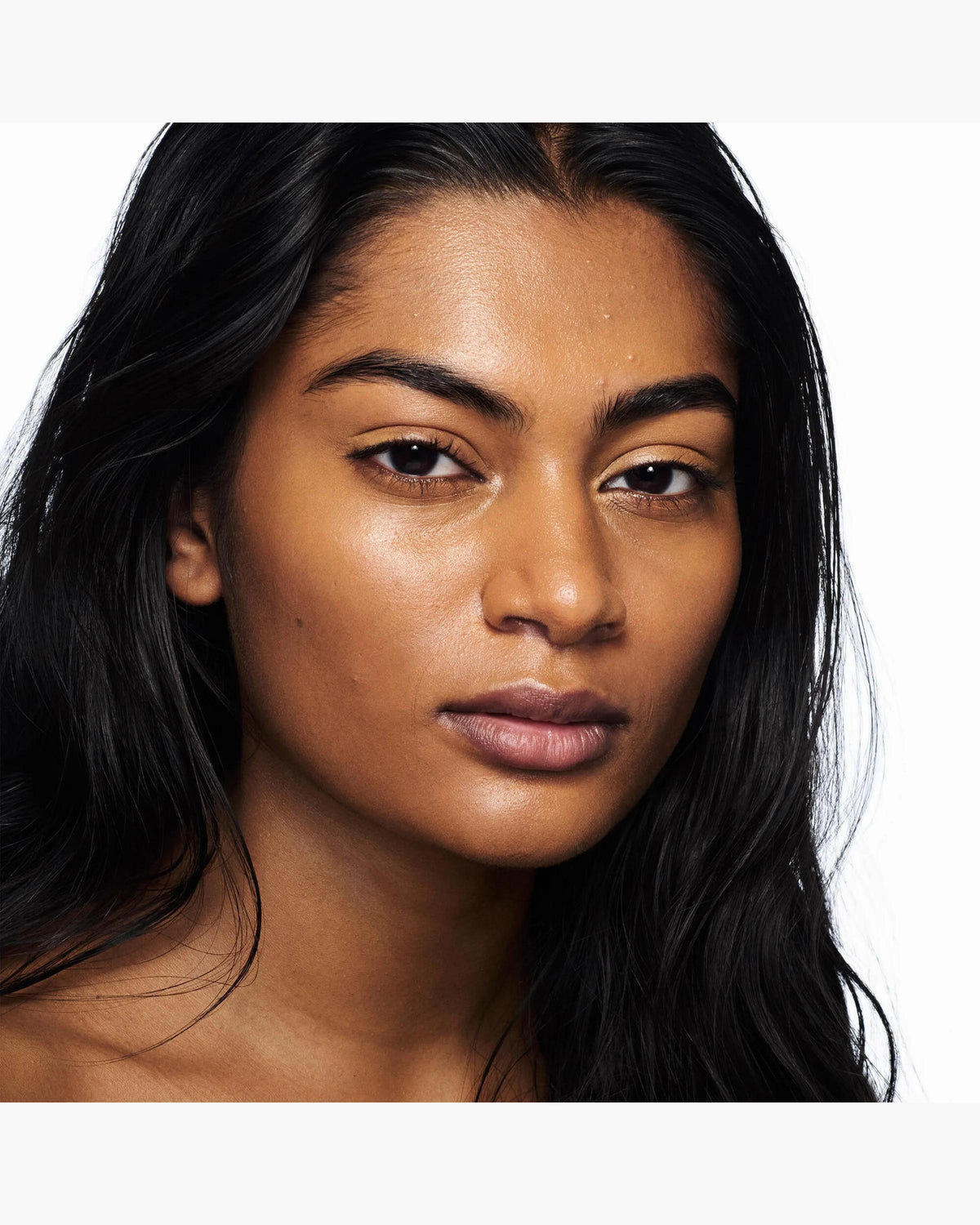 Marc Jacobs Nude Awakening tono 405W aplicado en el rostro, subtono cálido #color_MJB 405W