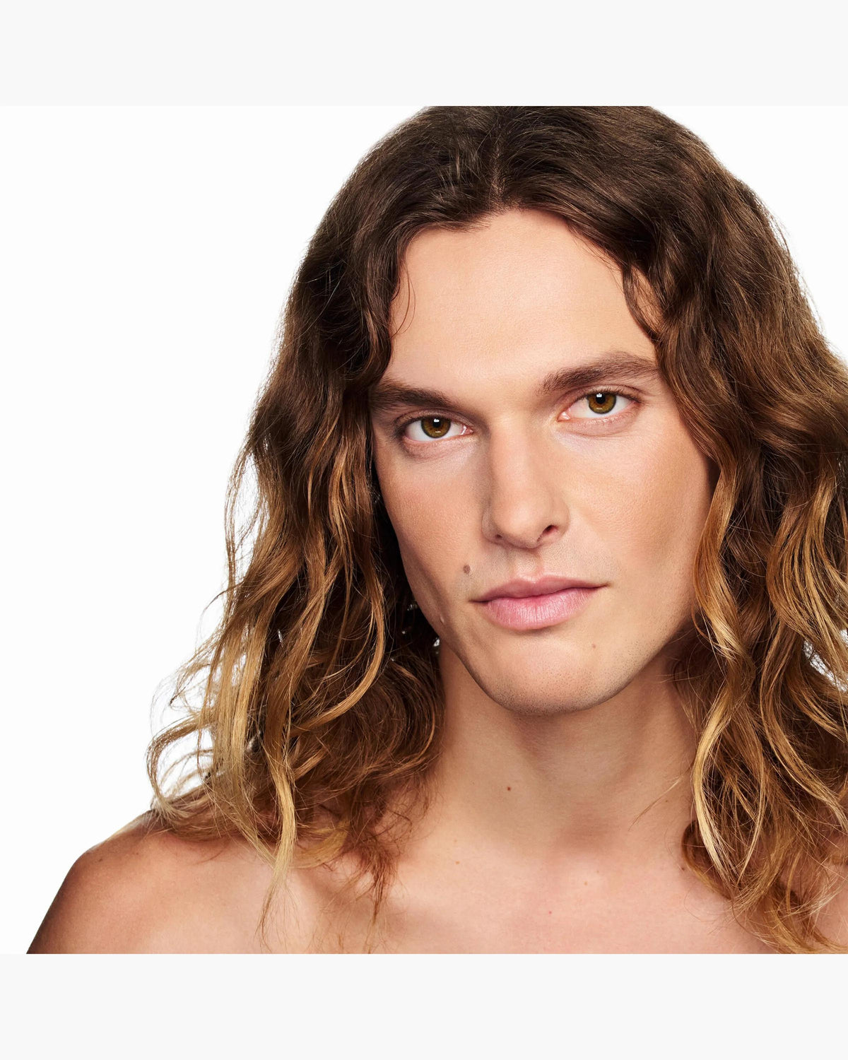 Bronceador Marc Jacobs Legally Bronze tono 20 light medium en compacto plateado con relieve de margarita #color_MJ 20 Light Medium