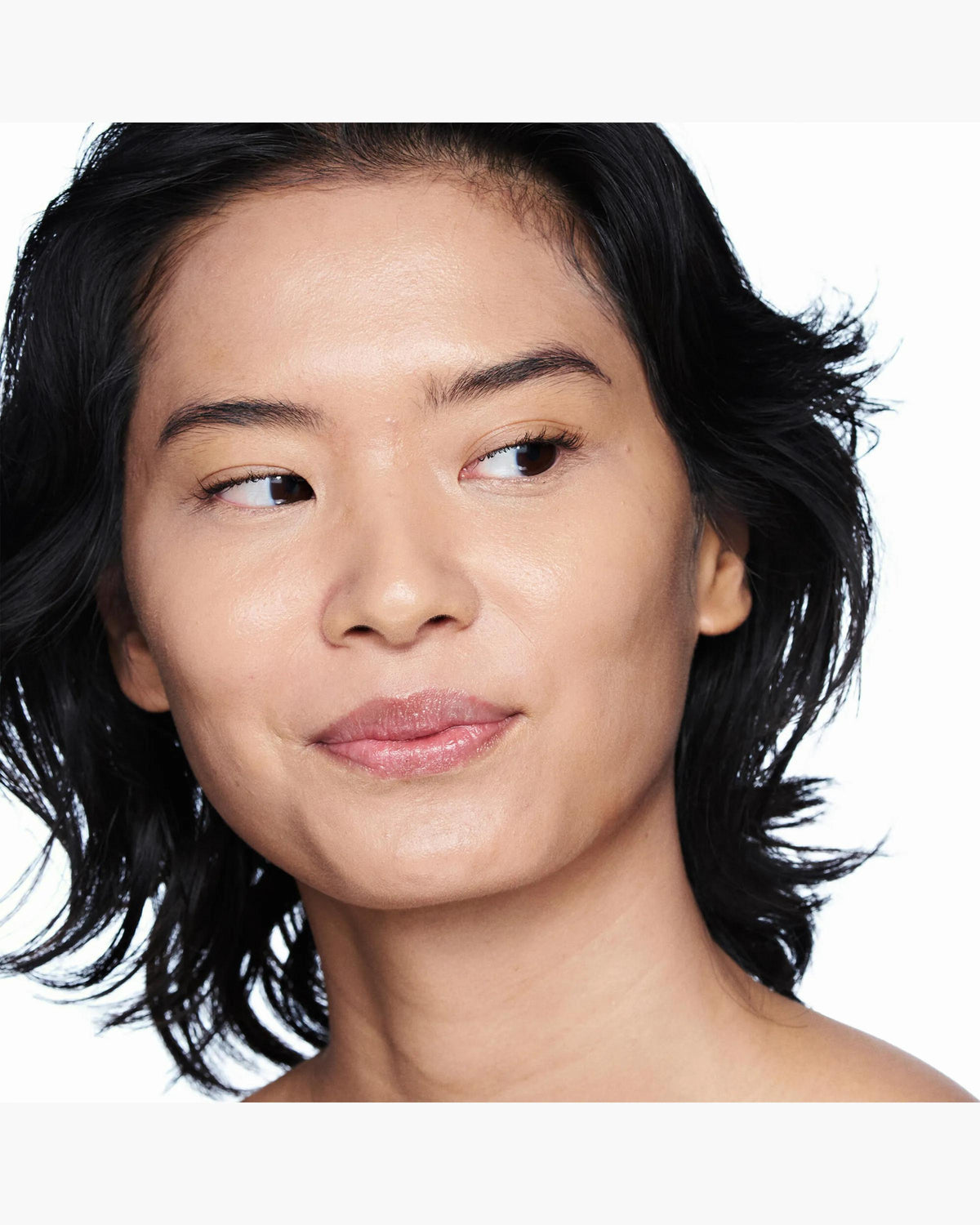 Marc Jacobs Nude Awakening tono 305N aplicado en el rostro, subtono neutro #color_MJB 305N