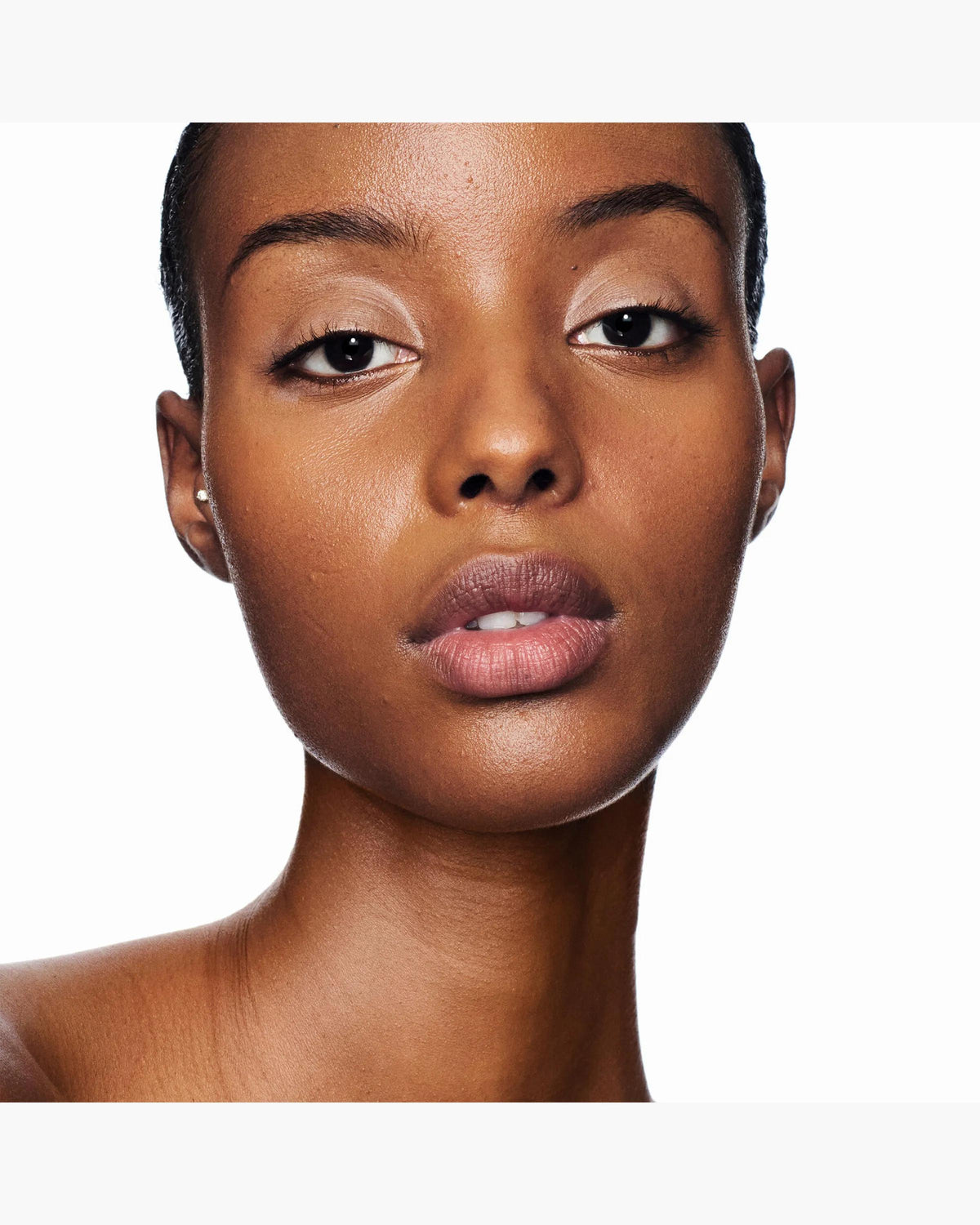 Marc Jacobs Nude Awakening tono 420W aplicado en el rostro, subtono cálido #color_MJB 420W