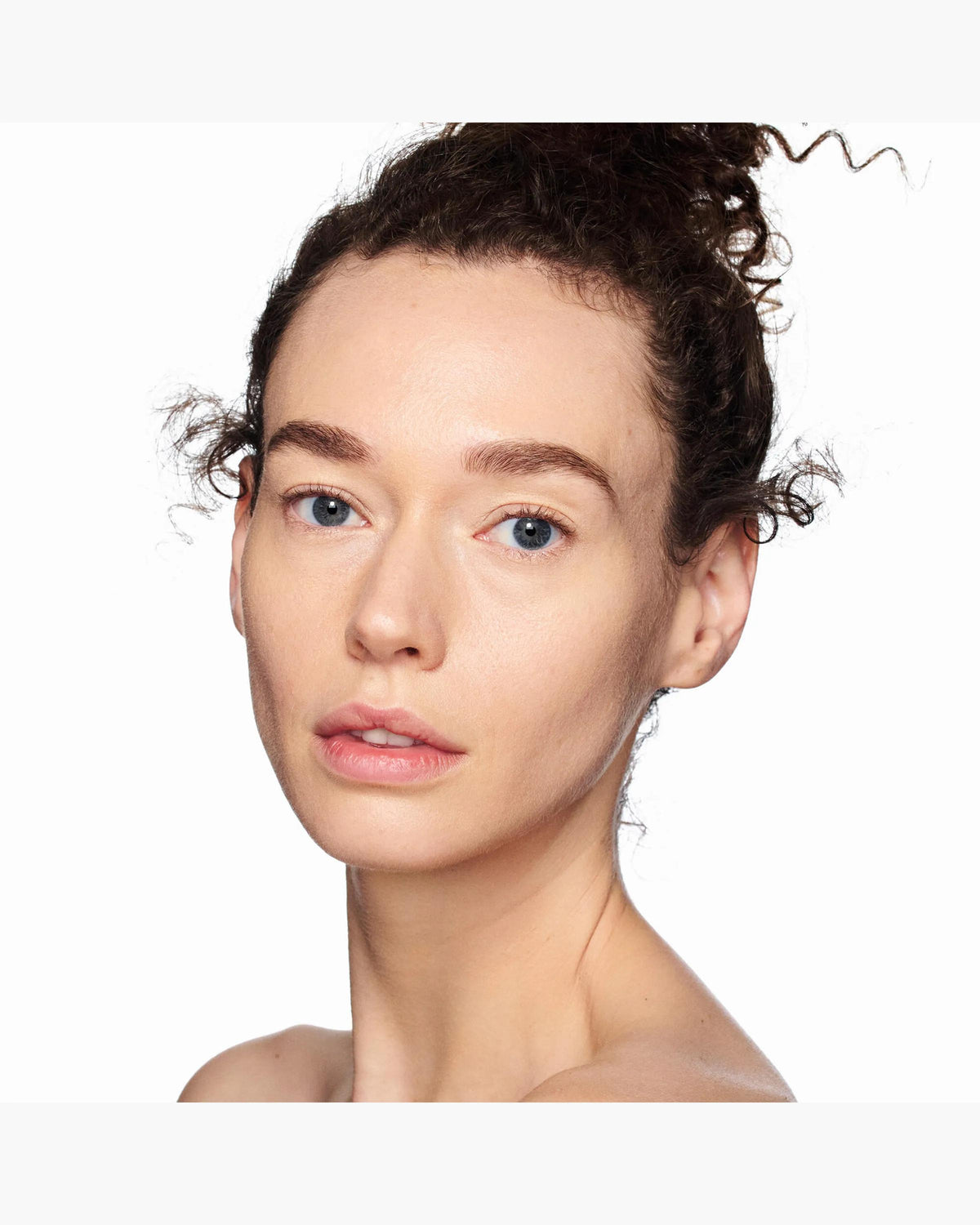 Marc Jacobs Nude Awakening tono 145N aplicado en el rostro, subtono neutro #color_MJB 145N