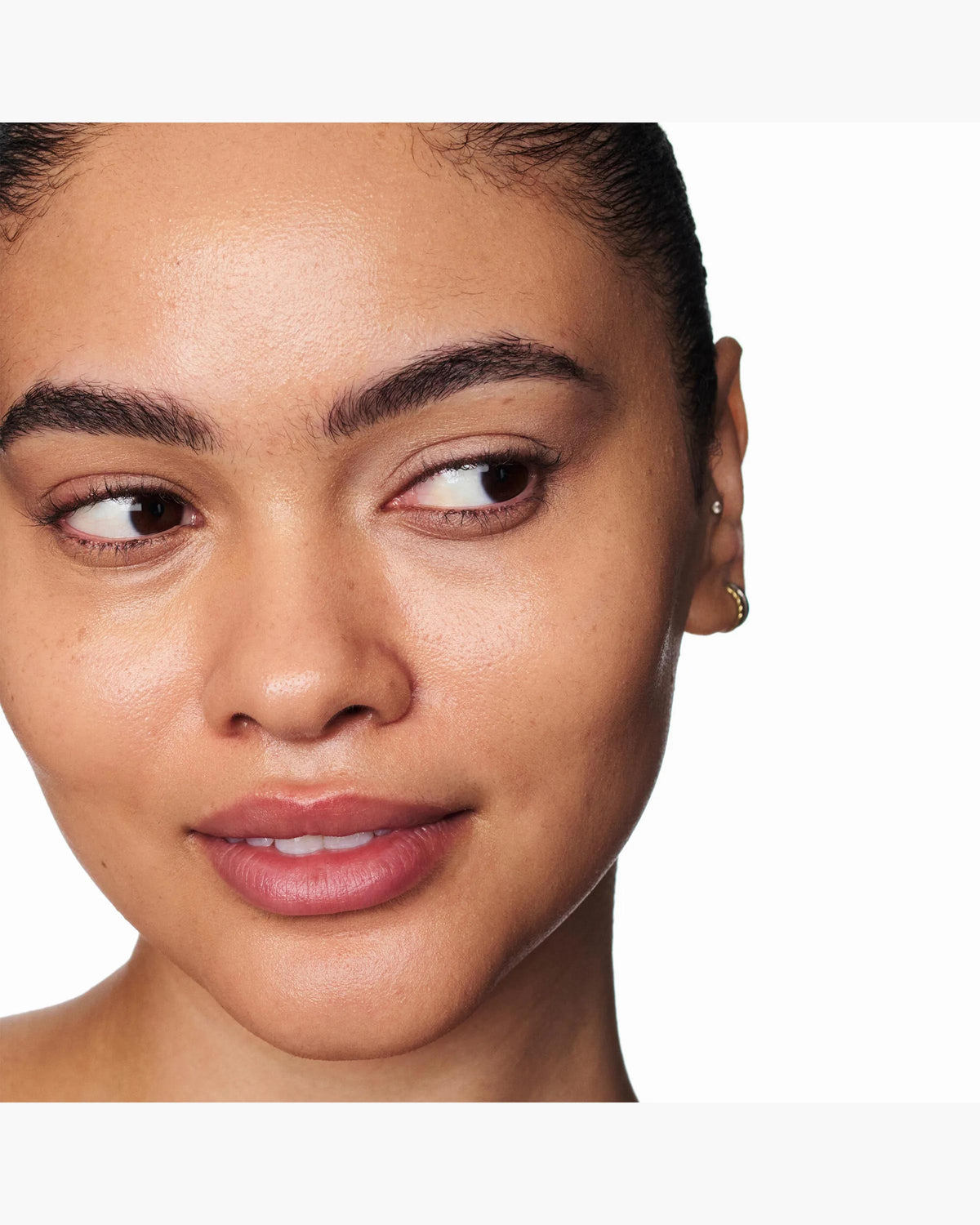 Marc Jacobs Nude Awakening tono 235W aplicado en el rostro, subtono cálido #color_MJB 235W
