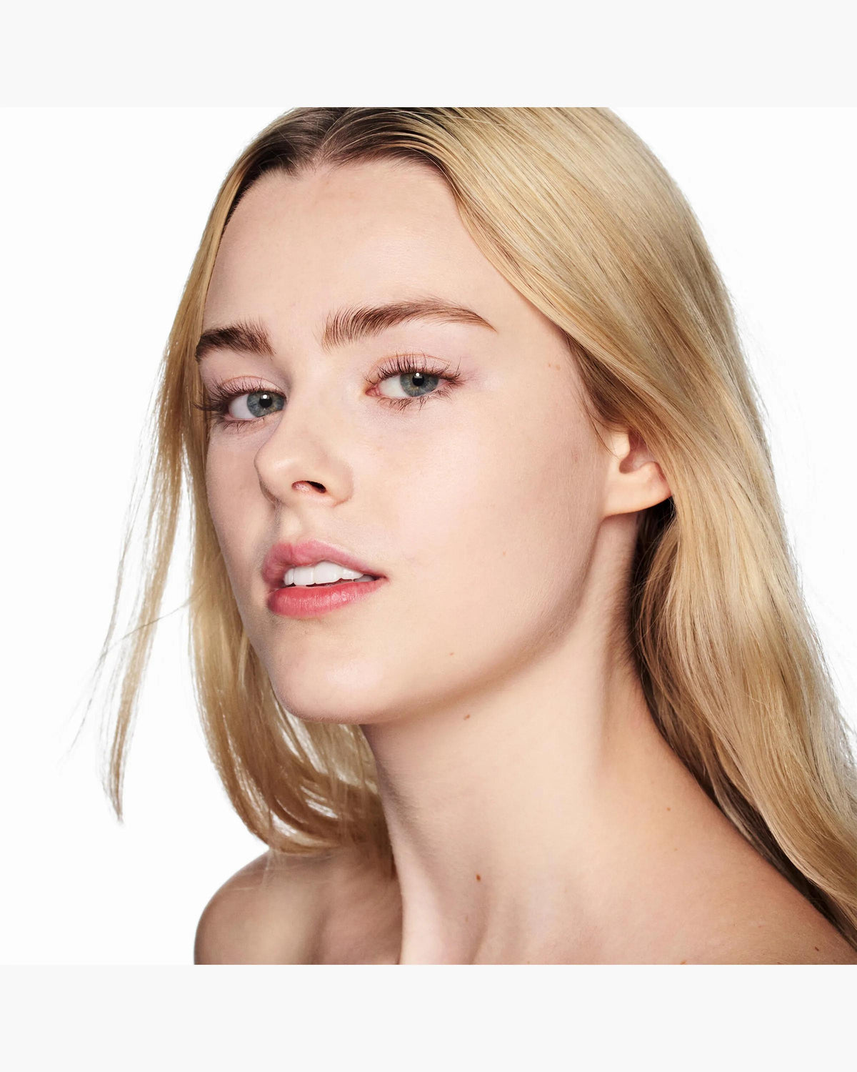 Marc Jacobs Nude Awakening tono 115C aplicado en el rostro, subtono frío #color_MJB 115C