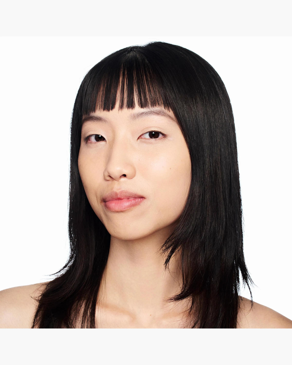 Marc Jacobs Nude Awakening tono 215N aplicado en el rostro, subtono neutro #color_MJB 215N