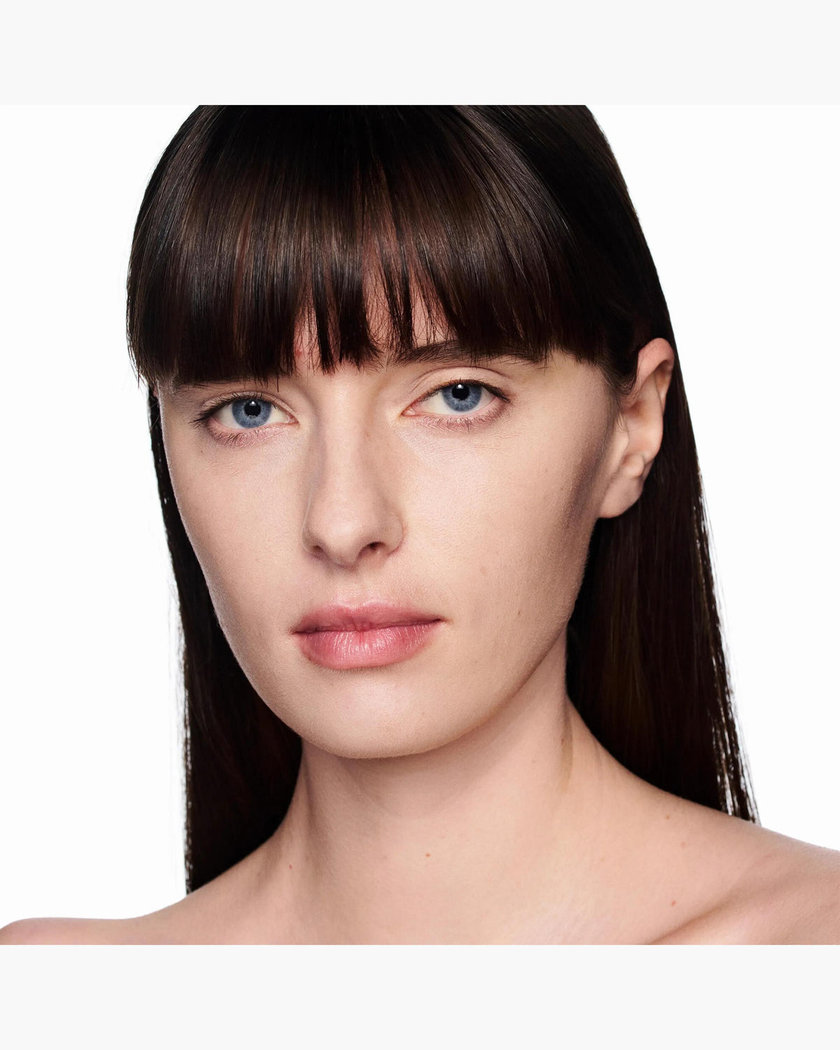 Marc Jacobs Nude Awakening tono 125C aplicado en el rostro, subtono frío #color_MJB 125C