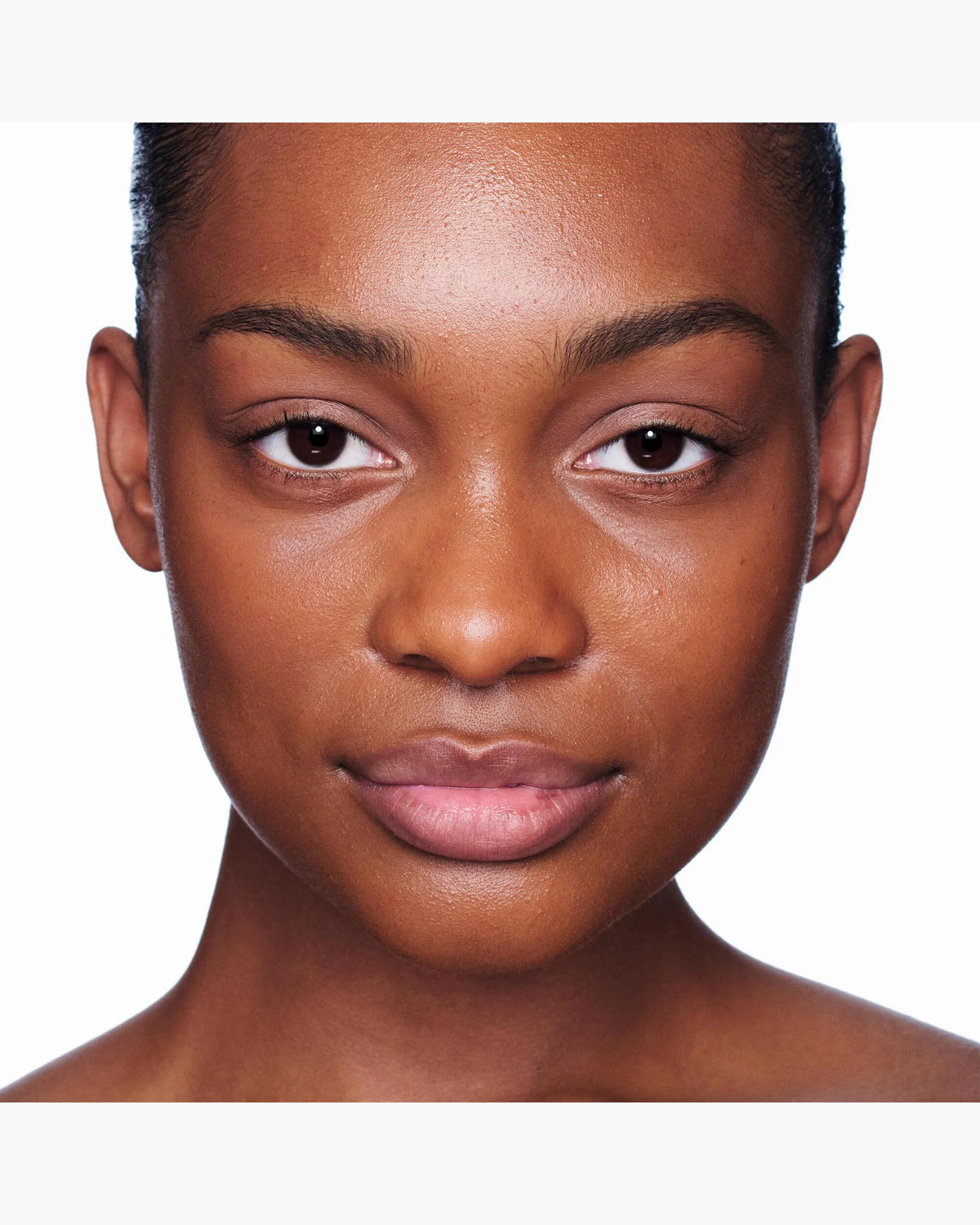 Marc Jacobs Nude Awakening tono 435N aplicado en el rostro, subtono neutro #color_MJB 435N