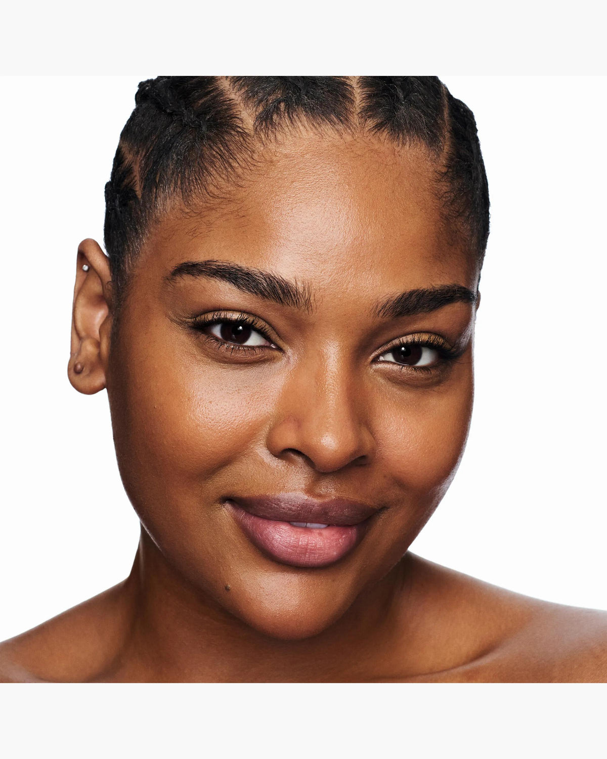 Marc Jacobs Nude Awakening tono 425O aplicado en el rostro, subtono oliva #color_MJB 425O