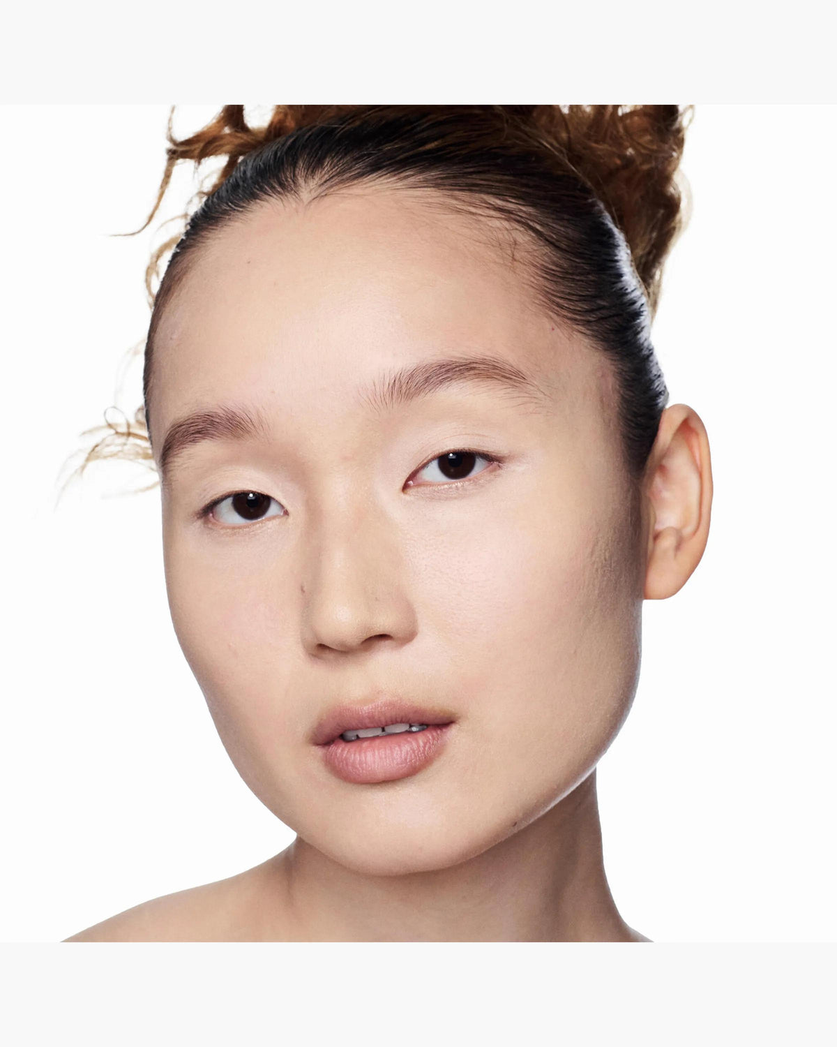 Marc Jacobs Nude Awakening tono 140W aplicado en el rostro, subtono cálido #color_MJB 140W