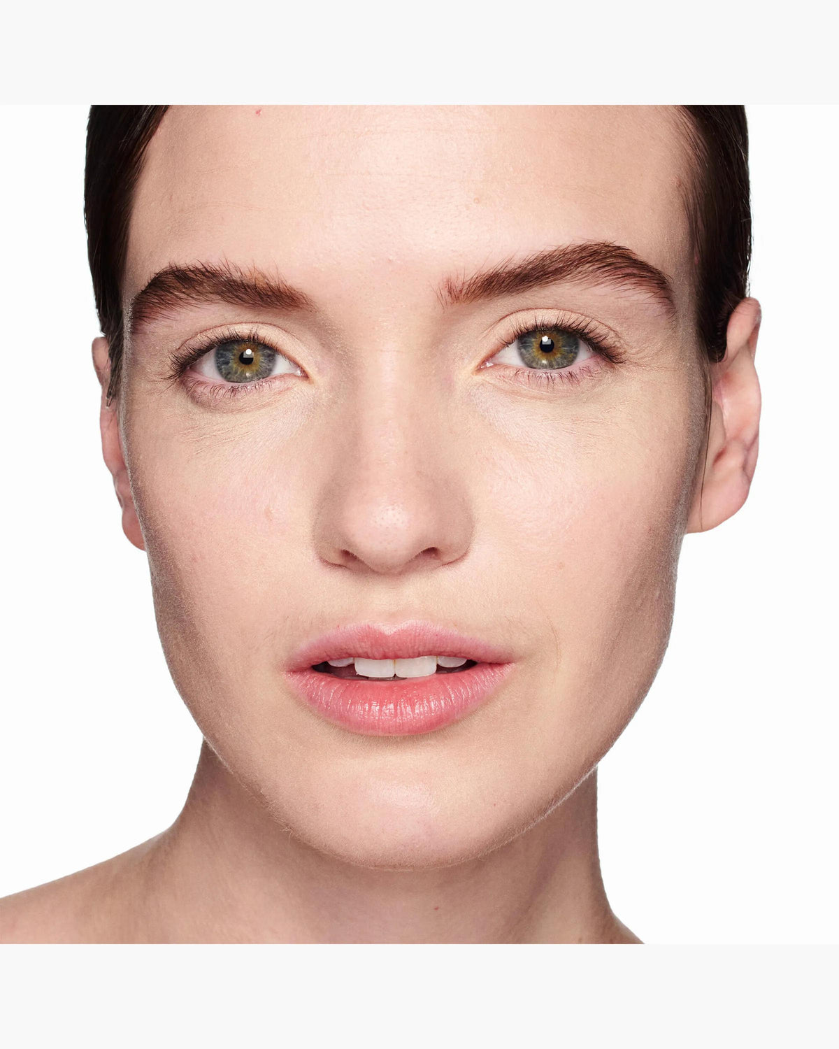 Marc Jacobs Nude Awakening tono 120W aplicado en el rostro, subtono cálido #color_MJB 120W