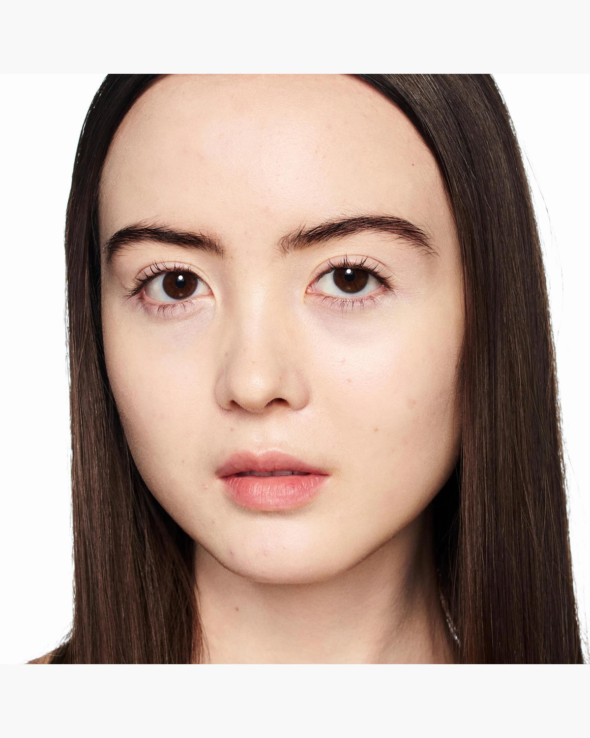 Marc Jacobs Nude Awakening tono 100W aplicado en el rostro, subtono cálido #color_MJB 100W