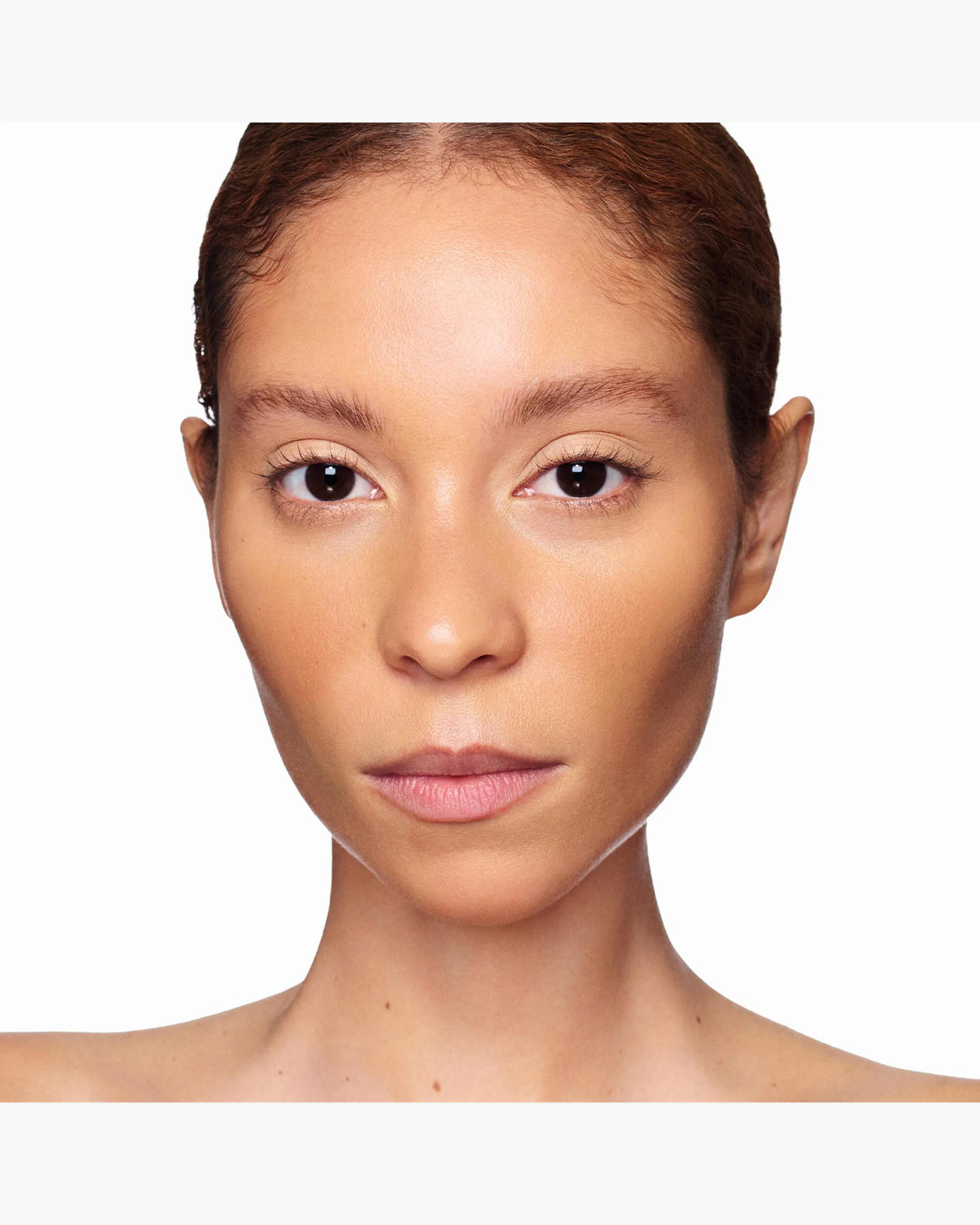 Bronceador Marc Jacobs Legally Bronze tono 30 medium en compacto plateado con relieve de margarita #color_MJ 30 Medium