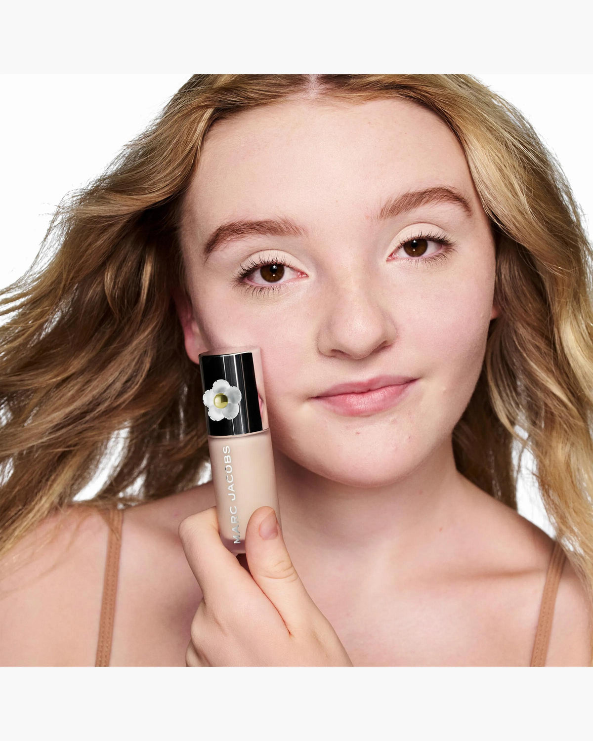 Marc Jacobs Nude Awakening tono 110N aplicado en el rostro, subtono neutro #color_MJB 110N