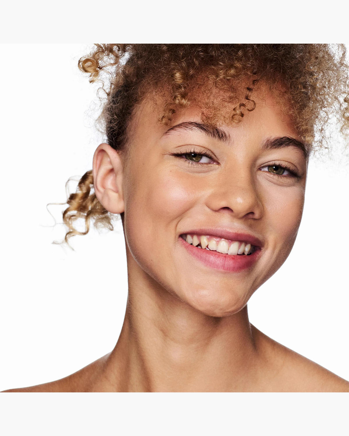 Marc Jacobs Nude Awakening tono 325O aplicado en el rostro, subtono oliva #color_MJB 325O