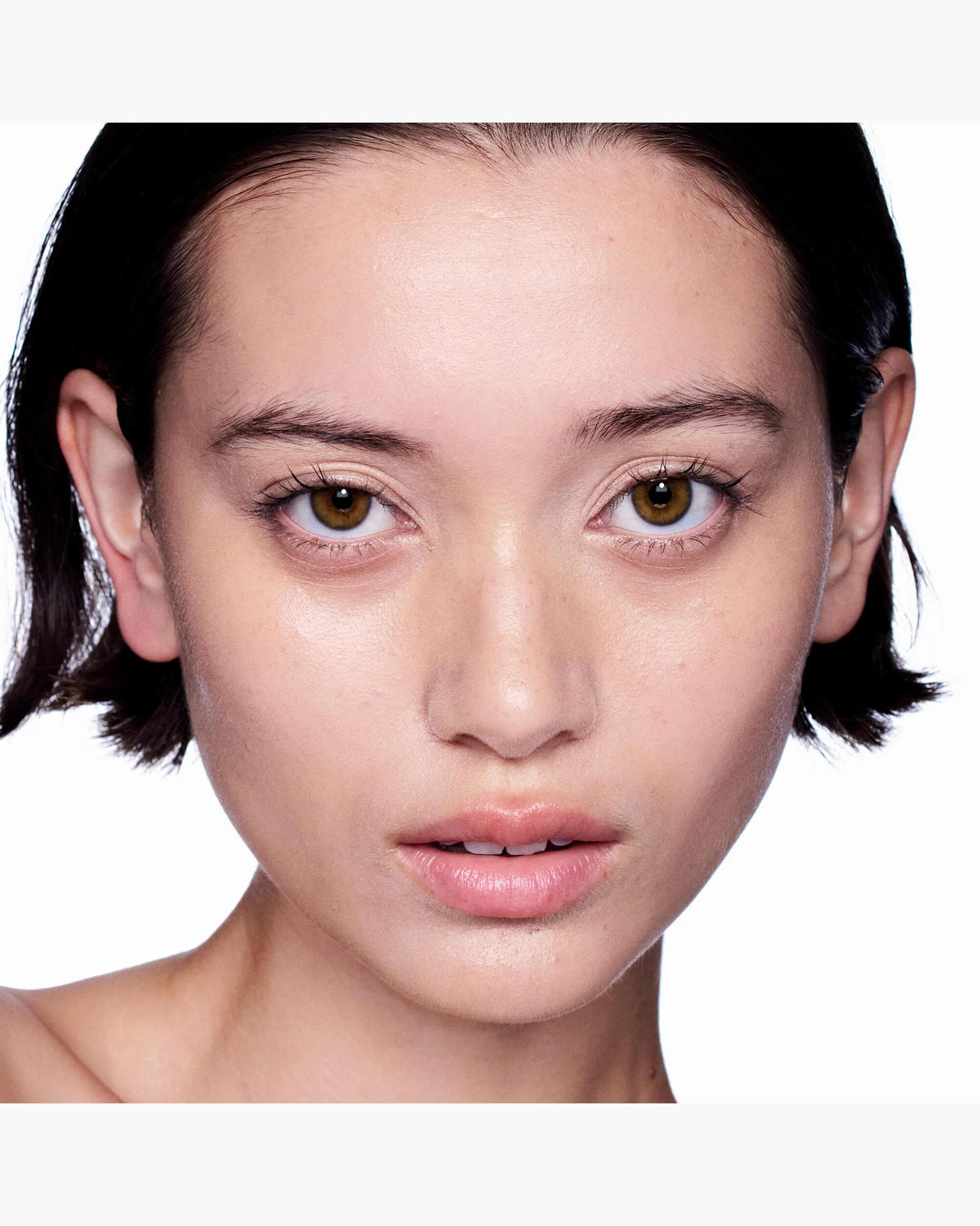 Marc Jacobs Nude Awakening tono 200N aplicado en el rostro, subtono neutro #color_MJB 200N