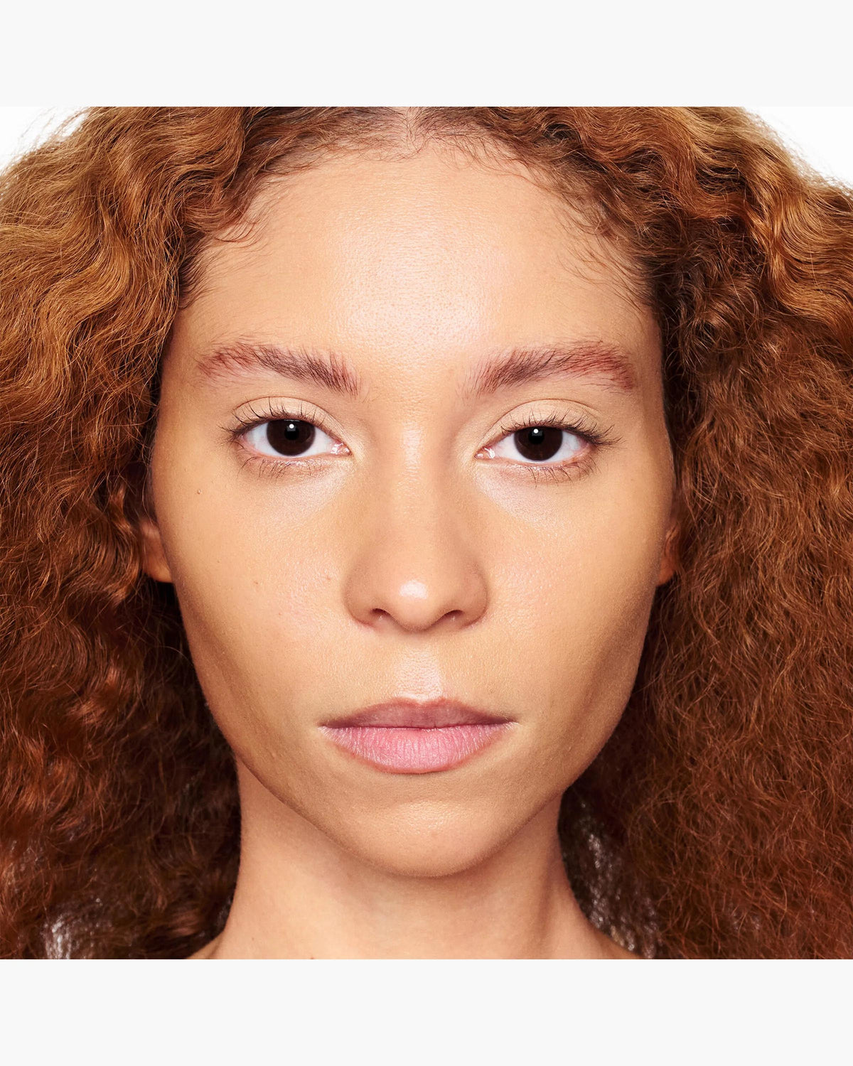 Marc Jacobs Nude Awakening tono 310C aplicado en el rostro, subtono frío #color_MJB 310C