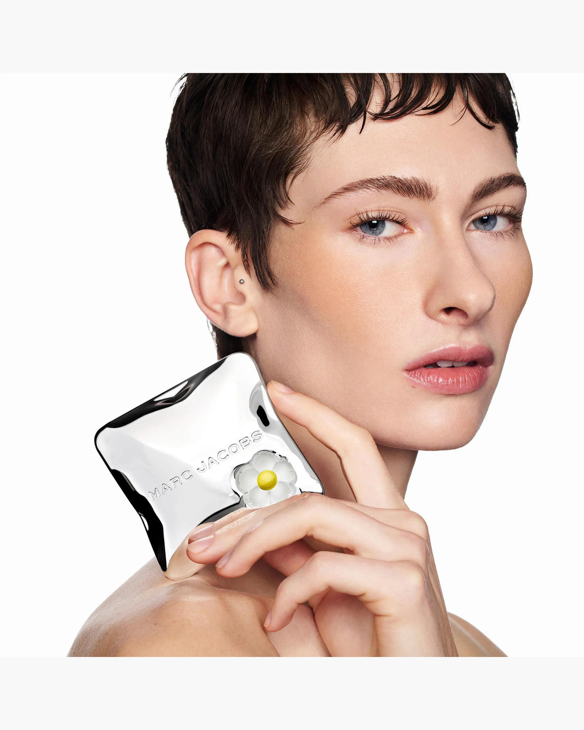 Bronceador Marc Jacobs Legally Bronze tono 15 light en compacto plateado con relieve de margarita #color_MJ 15 Light