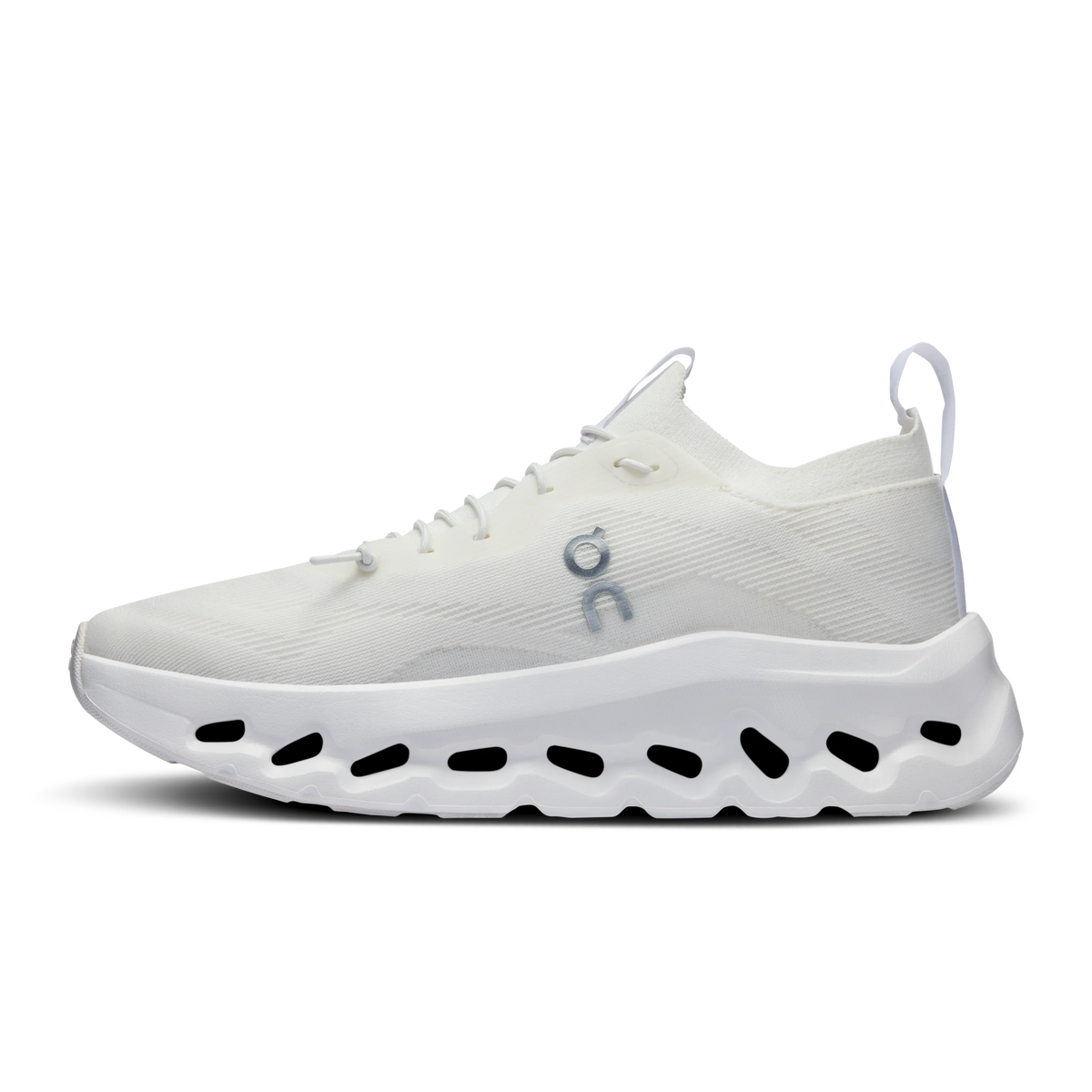 On x LOEWE Cloudtilt All White vista lateral exterior