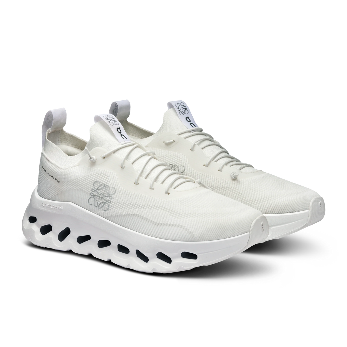 On x LOEWE Cloudtilt All White par completo