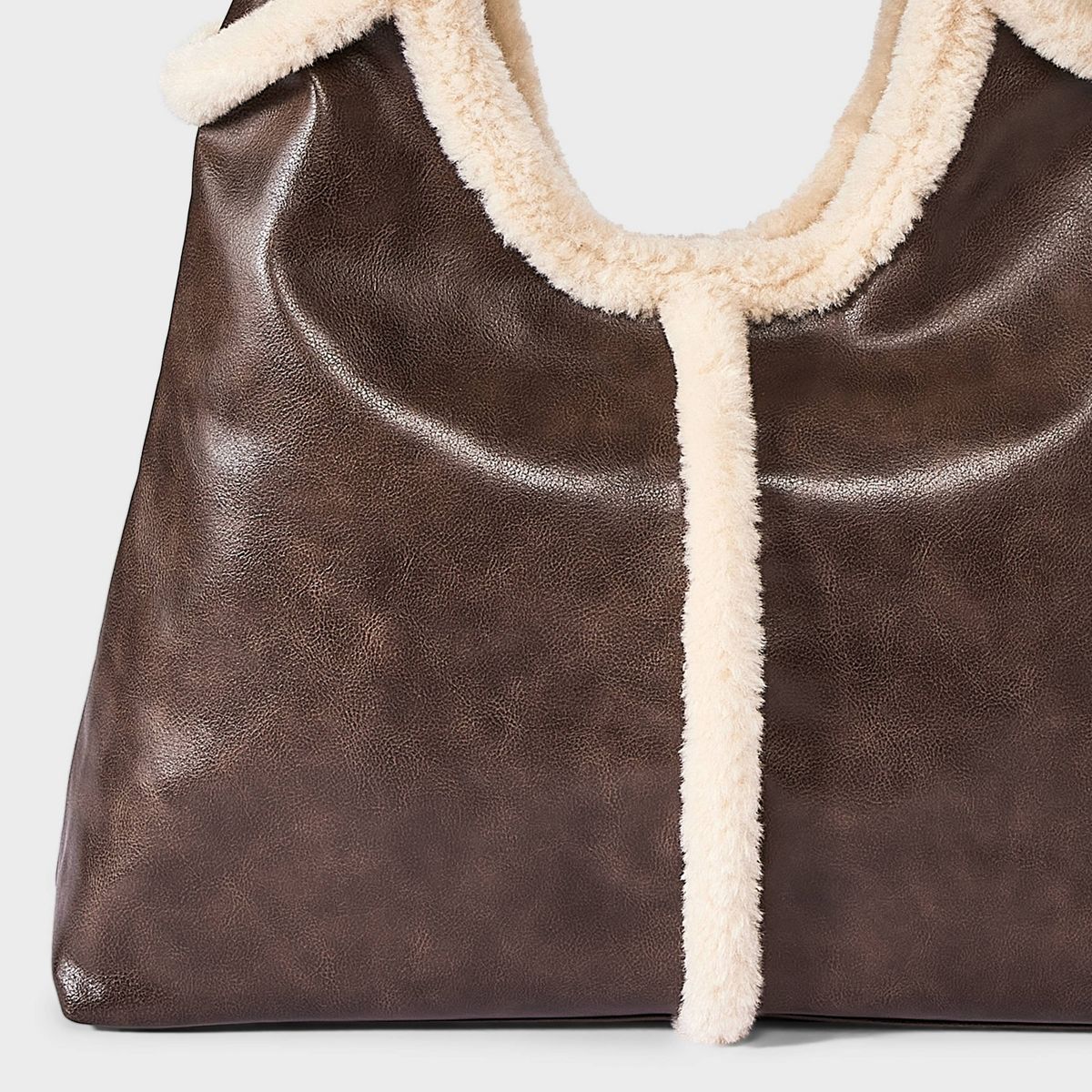 Bolso slouchy Universal Thread Dark Brown/Beige con acabado tipo borreguito sintético #color_UT Dark Brown/Beige