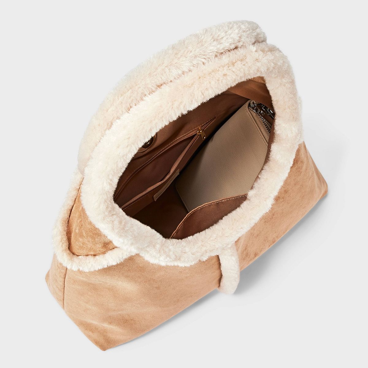 Bolsa de hombro Universal Thread de silueta holgada con combinación de tonos tan y beige #color_UT Tan/Beige