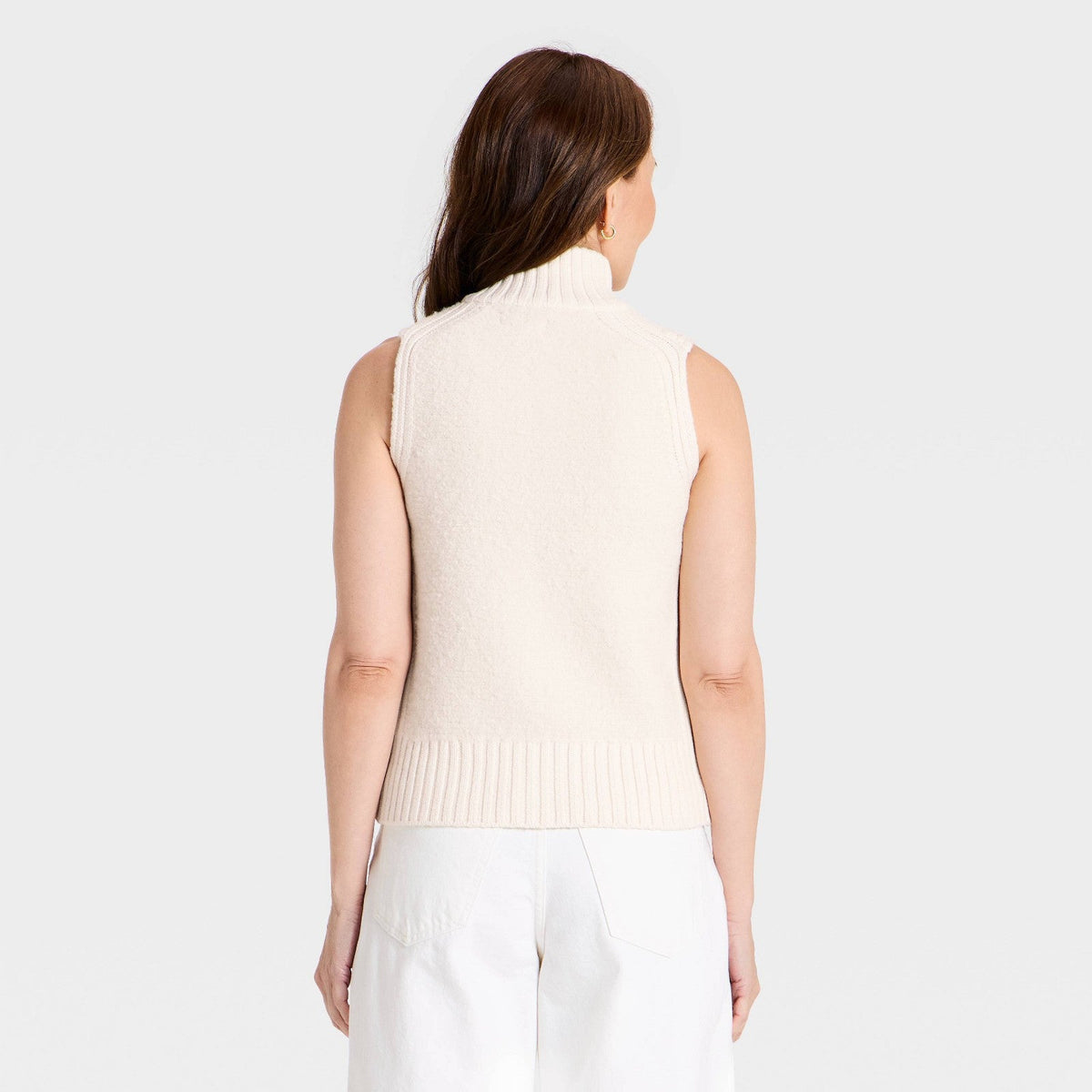 Vista posterior del chaleco sin mangas Universal Thread UT Cream con cuello y pretina acanalados #color_UT Cream