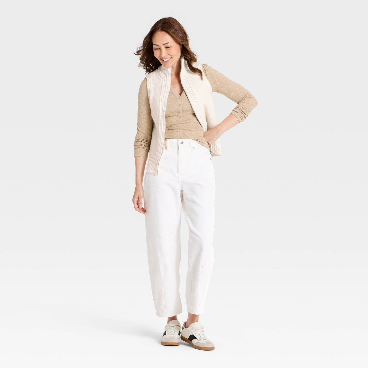 Chaleco con cierre Universal Thread UT Cream sobre blusa beige de manga larga y cuello alto #color_UT Cream