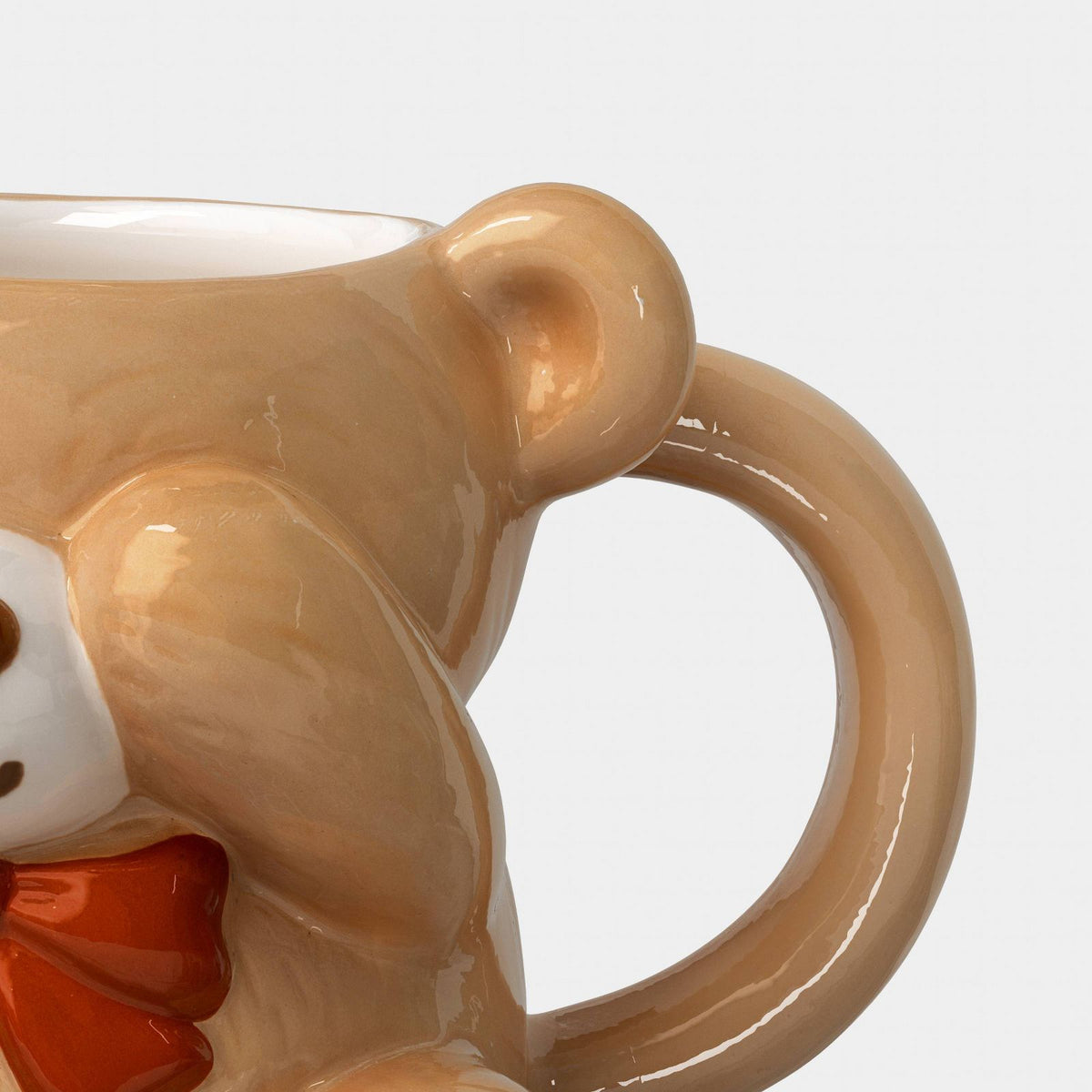 Detalle de mini taza de oso Wondershop con interior blanco, acabado brillante y moño rojo #tamaño_222 ml / 7.5 fl oz